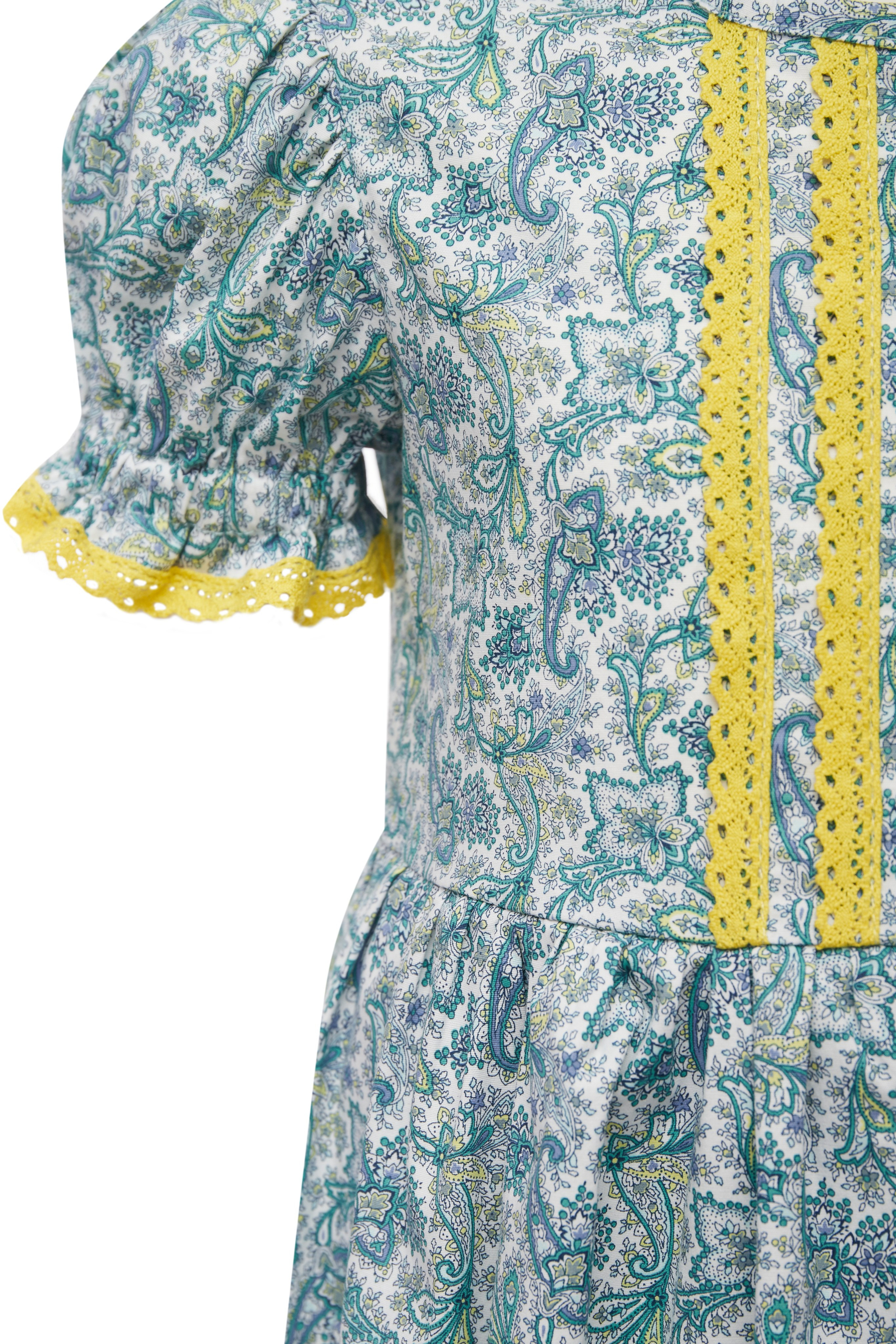 «Профессиональная каталожная фотосъемка детской одежды на манекене с акцентом на детали»