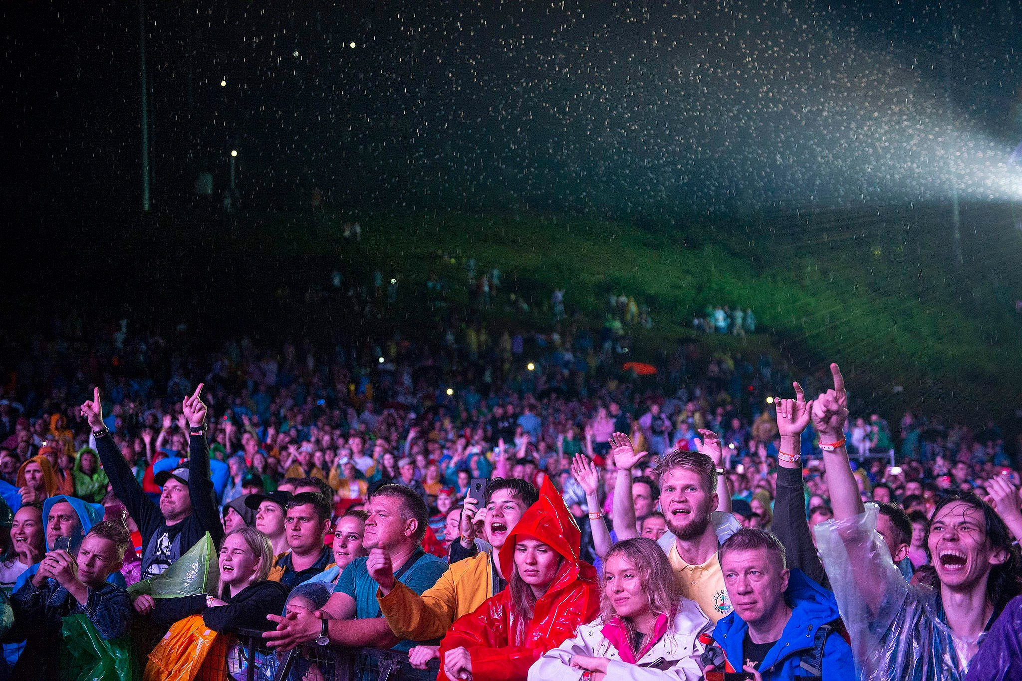 Зрители слушают Little Big на музыкальном фестивале в Красной Поляне. Съемка для компании Мегафон в 2019 году.