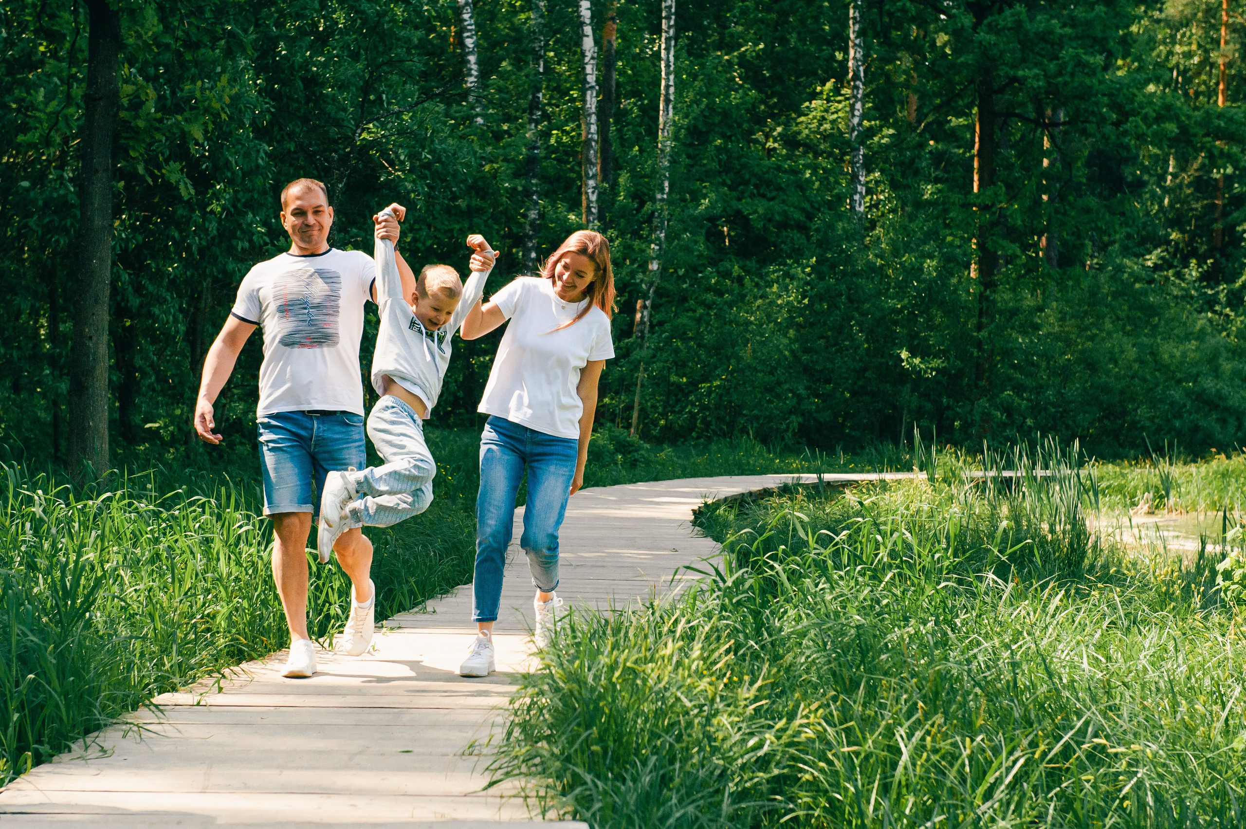семейная фотосессия на природе, фотосессия в парке на качелях, живые эмоции