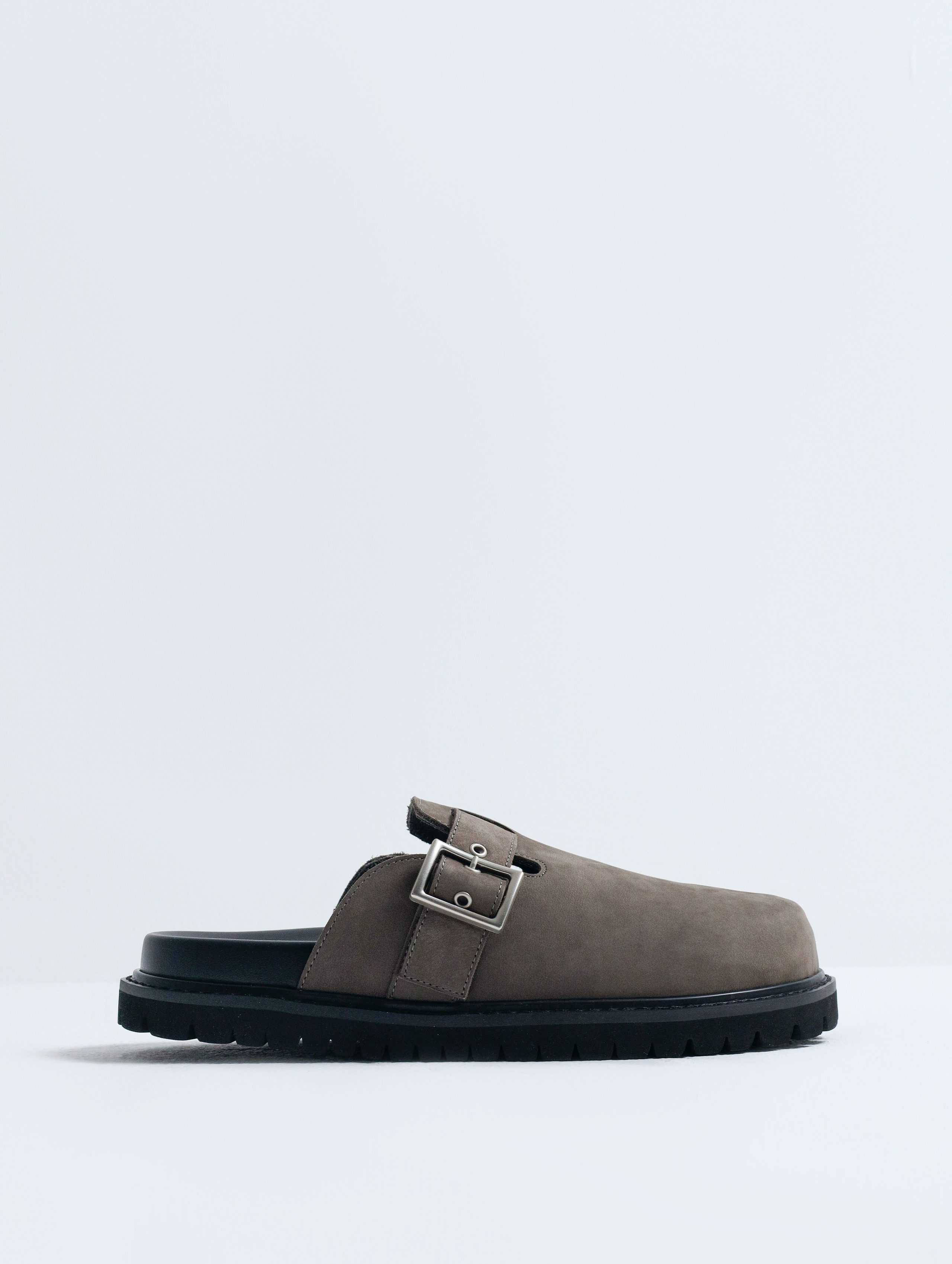 Basconi Summer Y'25. Предметный фотограф Артём Йома