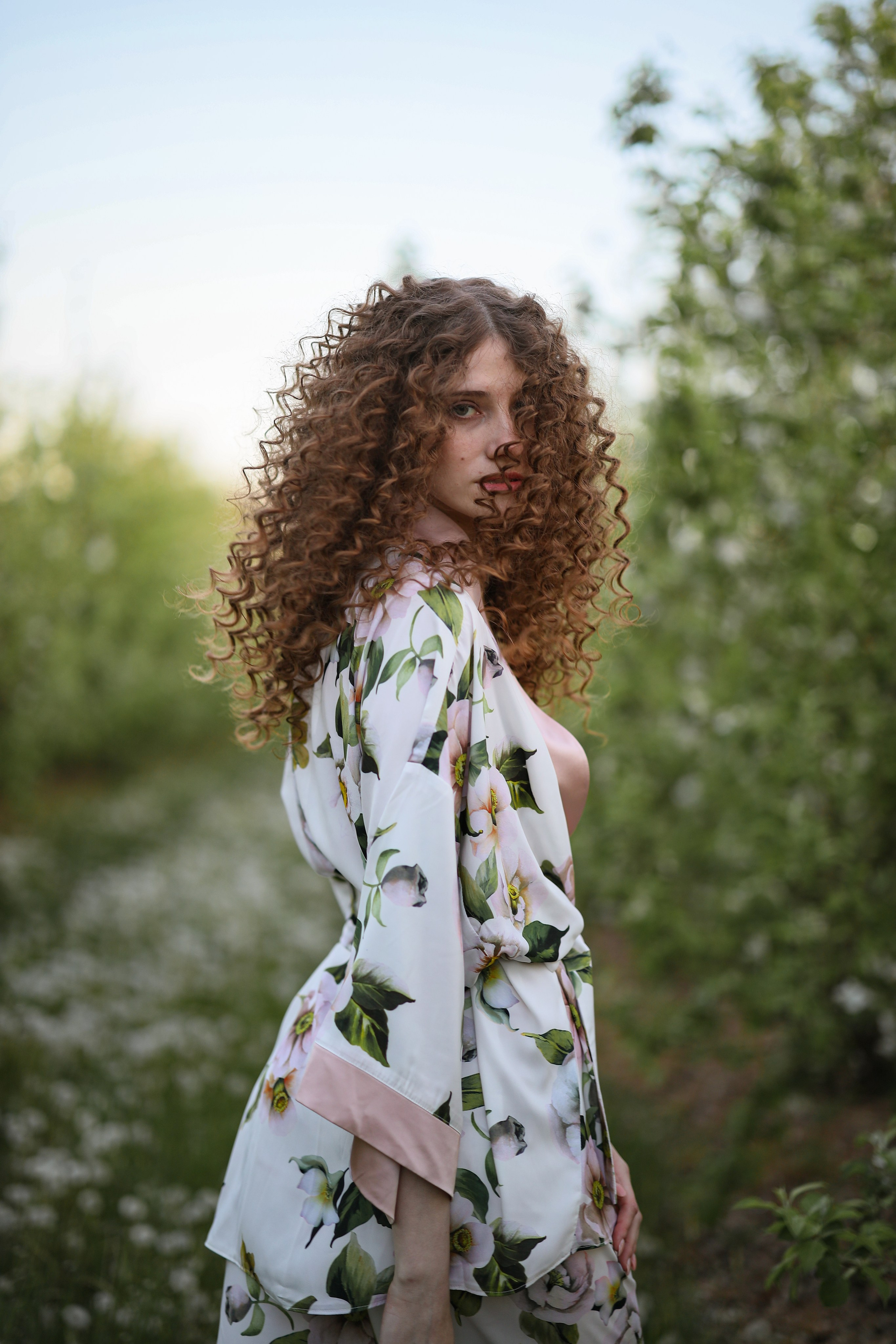 Лия. Яблоневый сад и одуванчики. Свадебный и семейный фотограф в Абхазии Жанна Соснина