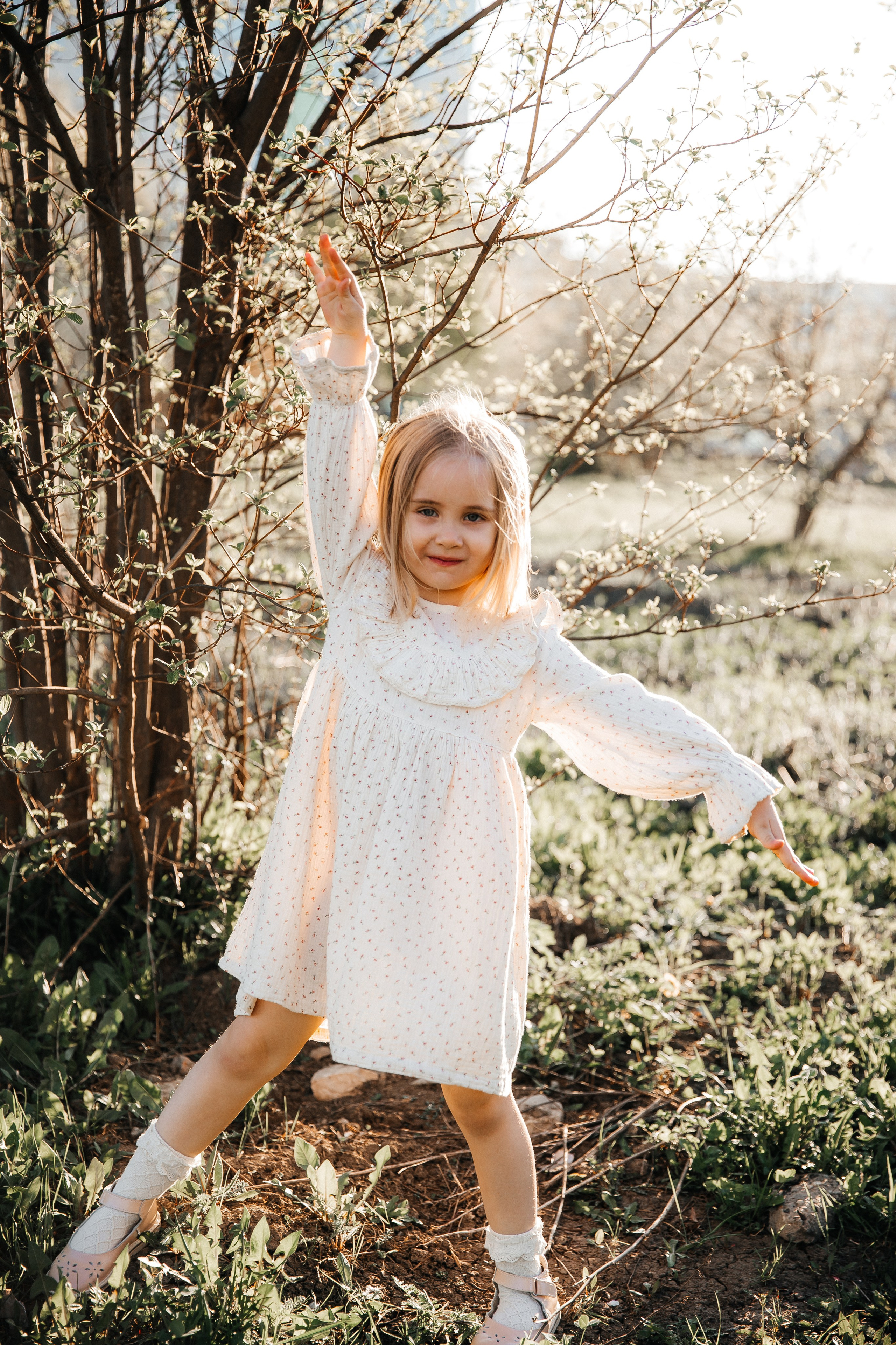 Катя и Маша в вишне. Семейный фотограф документалист в Пензе Лопатинская Татья