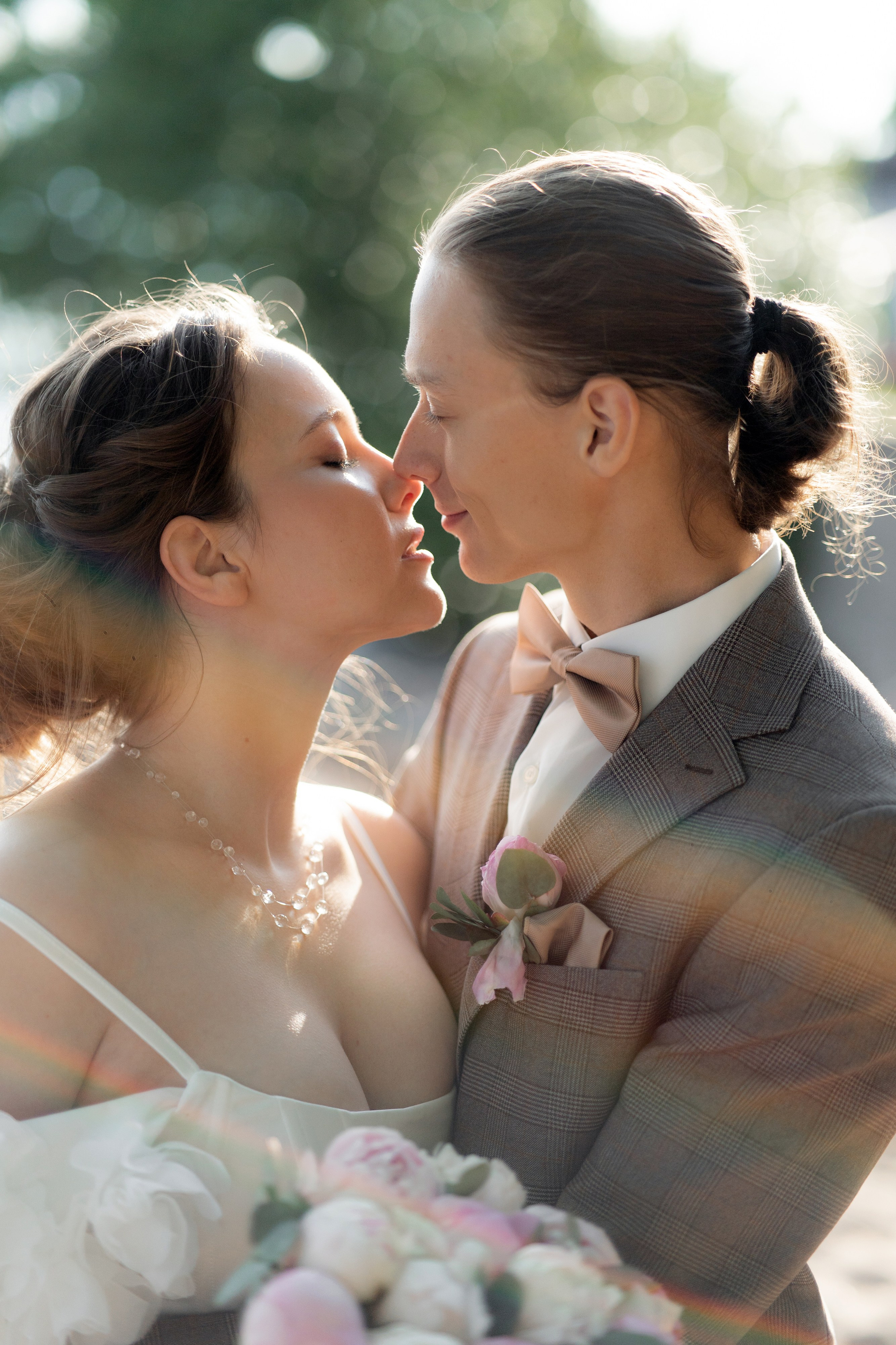 Красивые места для свадебной фотосессии летом в Санкт-Петербурге. Свадебный фотограф Александр Невский в Санкт-Петербурге