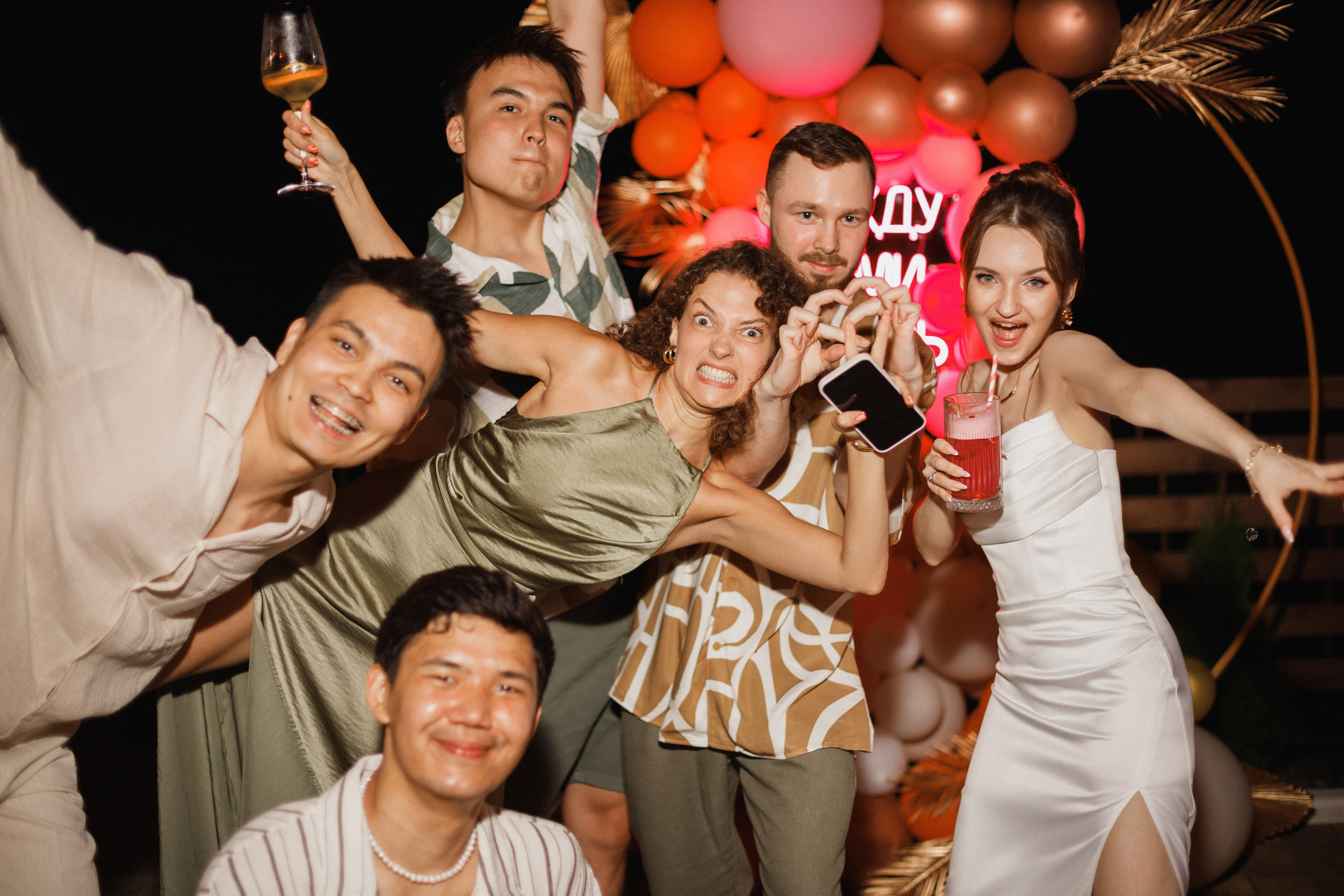 Фотосессия вечеринки у бассейна с видом на горы. Свадебный, репортажный и портретный фотограф Сочи, Краснодар. Александра Зайцева