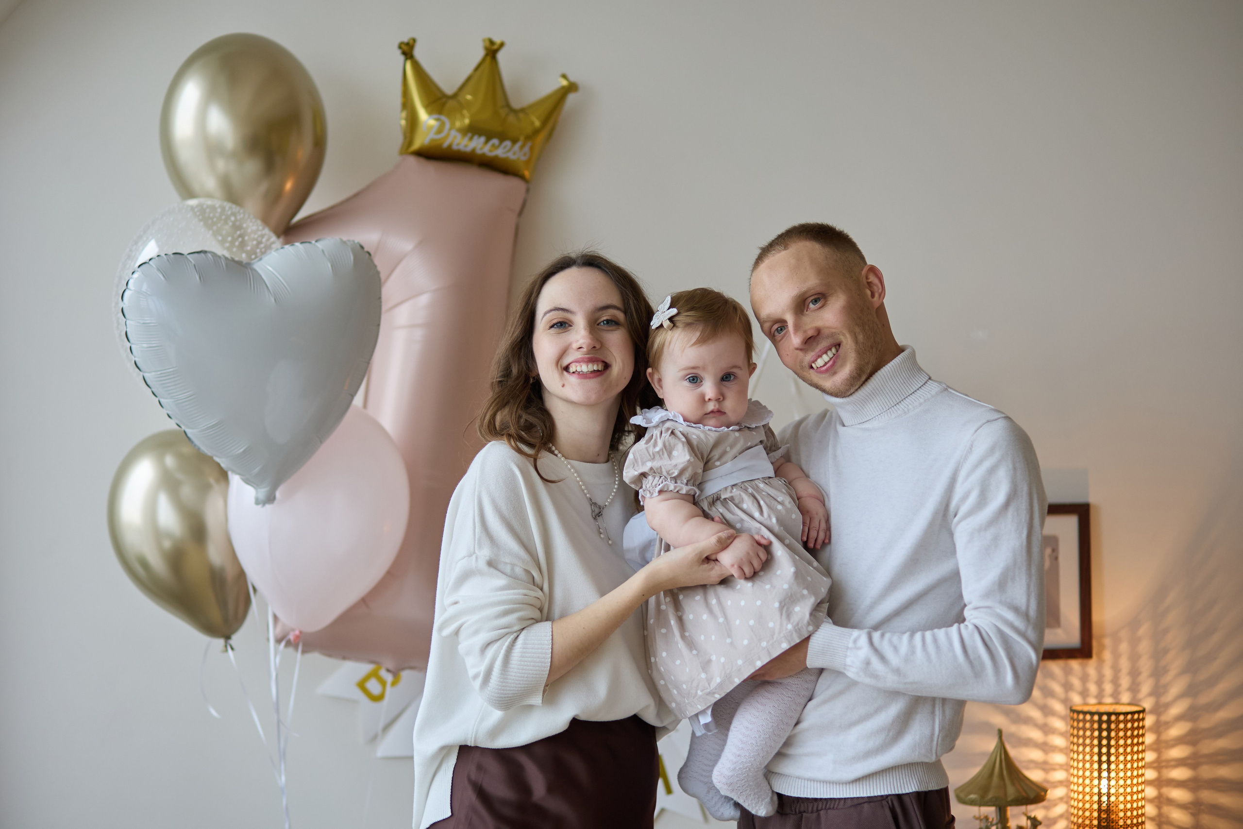 Новогодняя семейная фотосессия на годик в студии Forest