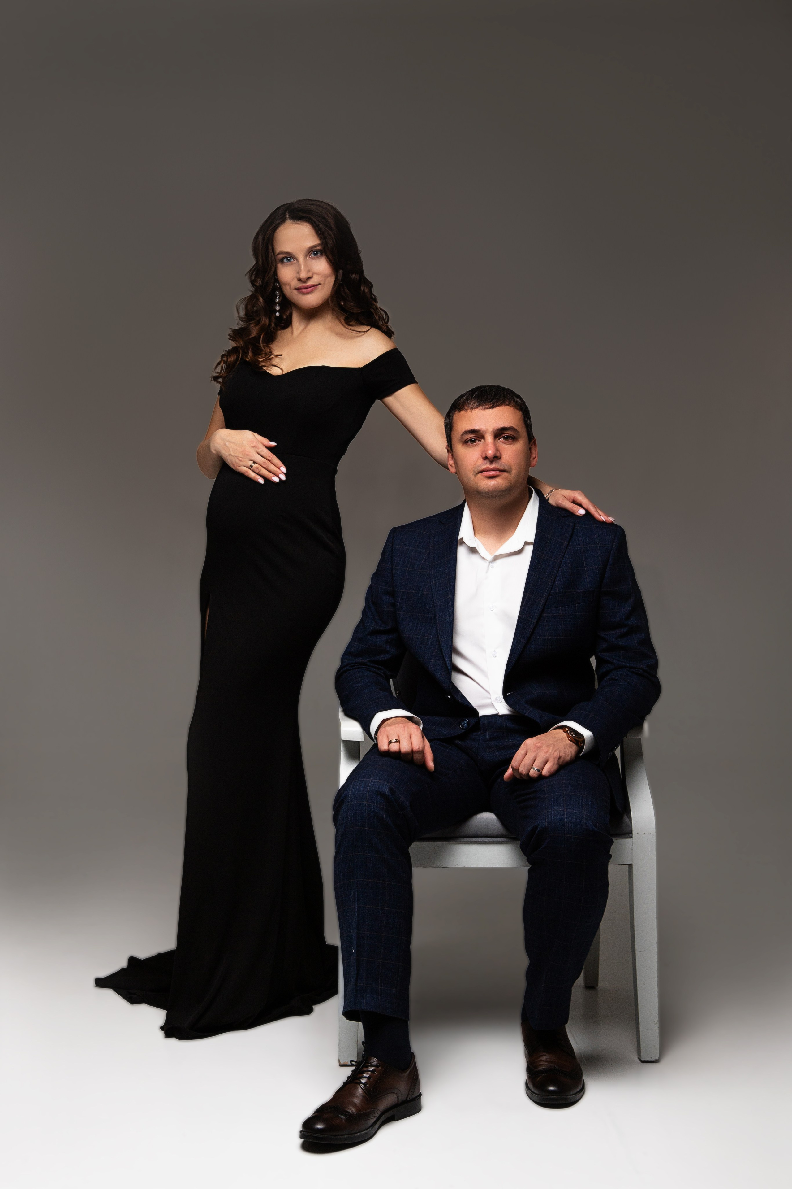 Беременные с мужем. Фотограф в Иркутске Анастасия Кись. Студийная фотосессия беременности в тканях Иркутск. Семейная фотосессия, ПОРТРЕТ «ПОКОЛЕНИЕ»