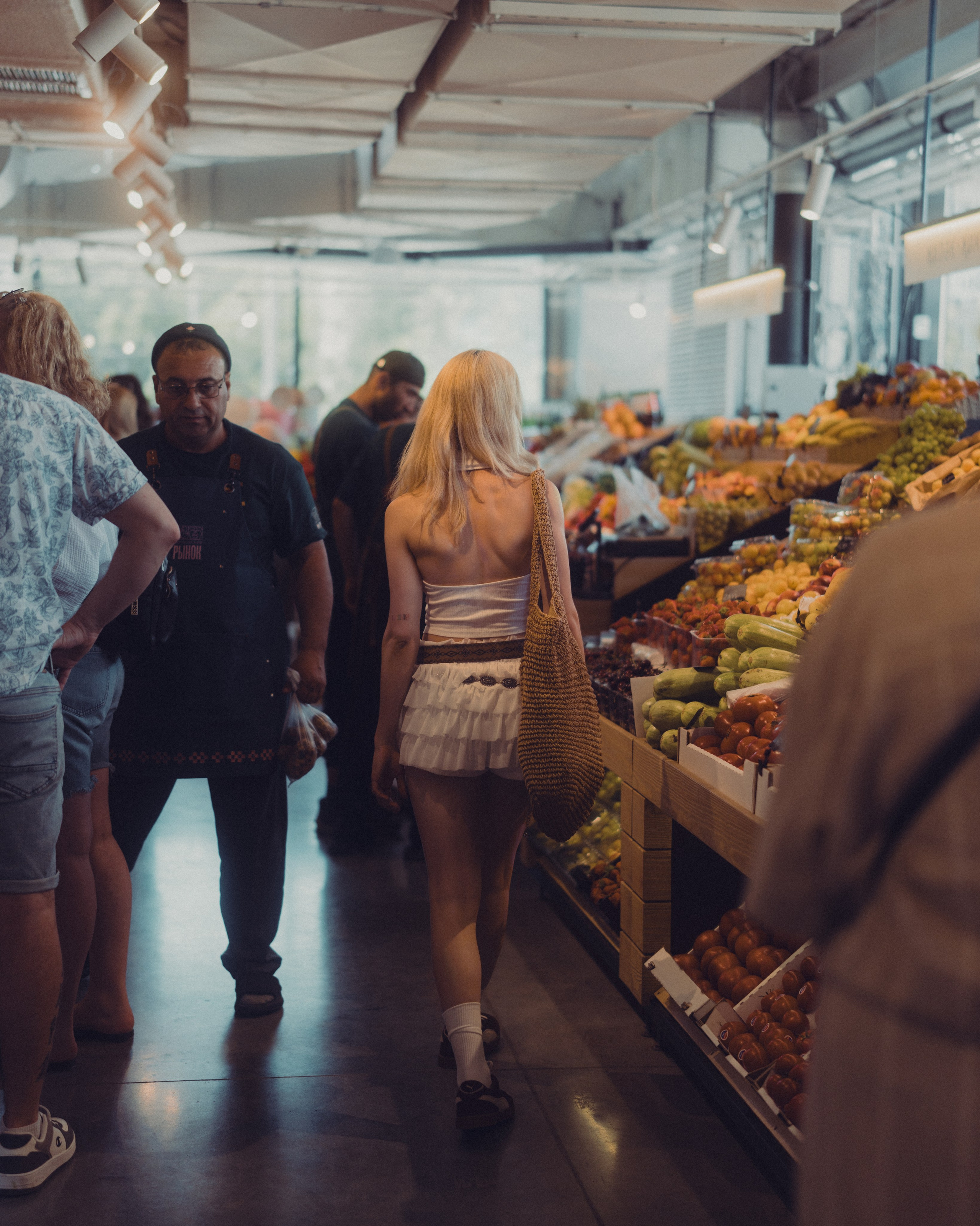 Фотосессия с Аленой около и внутри московского рынка в Казани