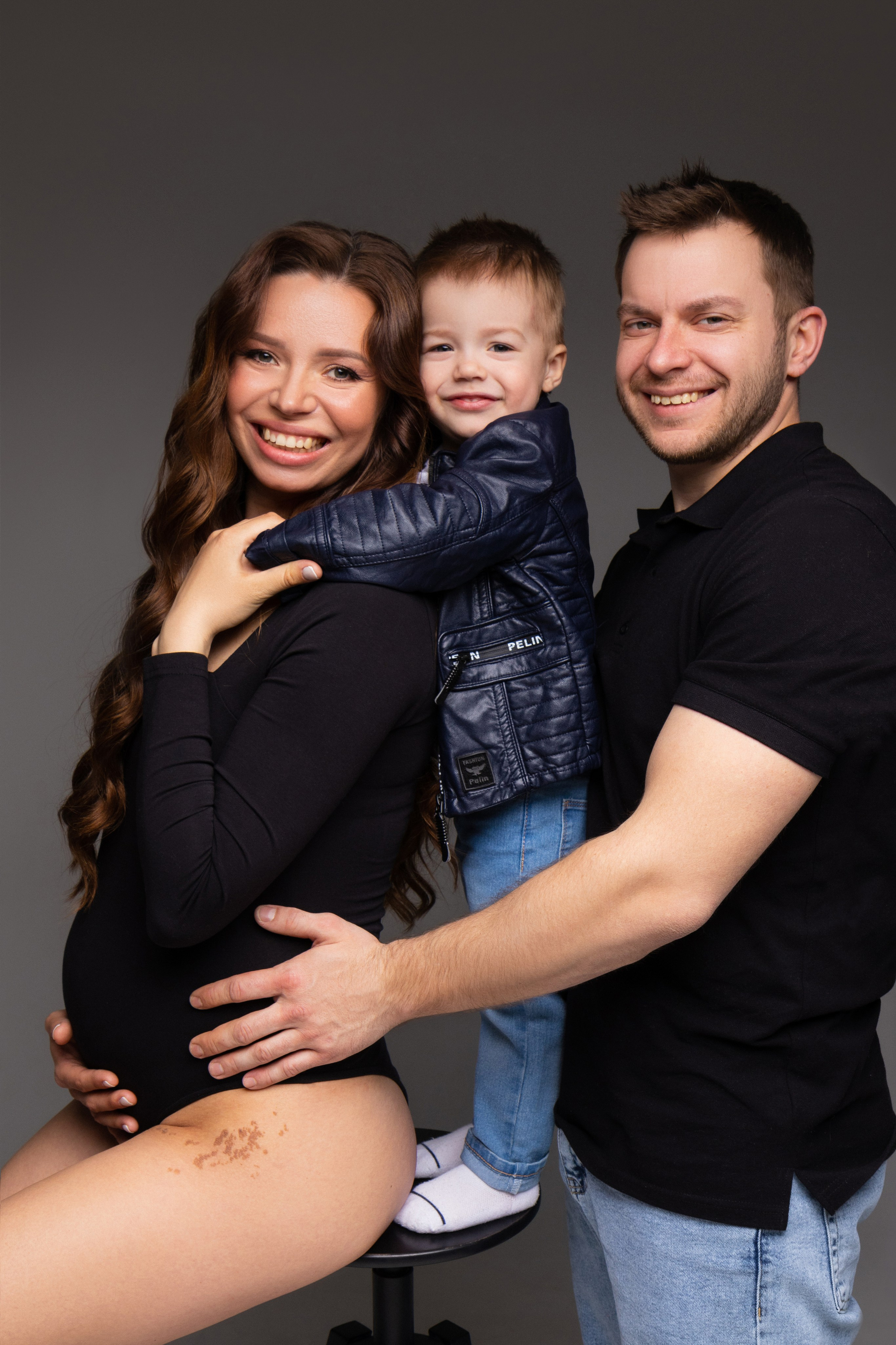 Фотосессия в Москве! Семейная фотосессия в Москве. Фотосессия беременности с мужем. Все включено. Готовые образы. Помощь визажиста и стилиста. Фотосессия в стиле минимализм. Фотосессии в студиях Москвы с циклорамой. Идеи образов и позирования.