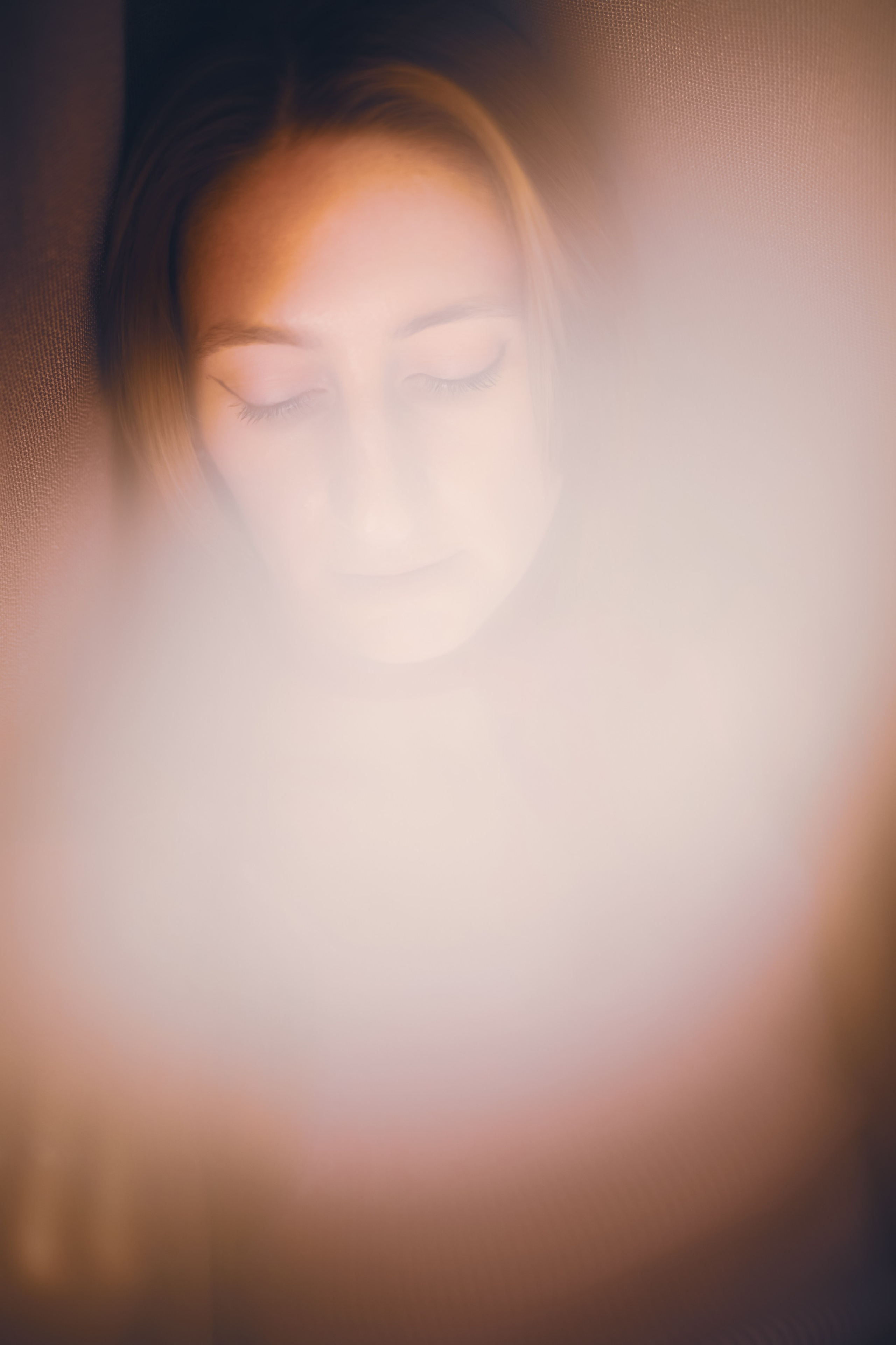 Портретная фотосессия в молодой женщины в романтическом стиле, студийная съемка, мягкий естественный свет