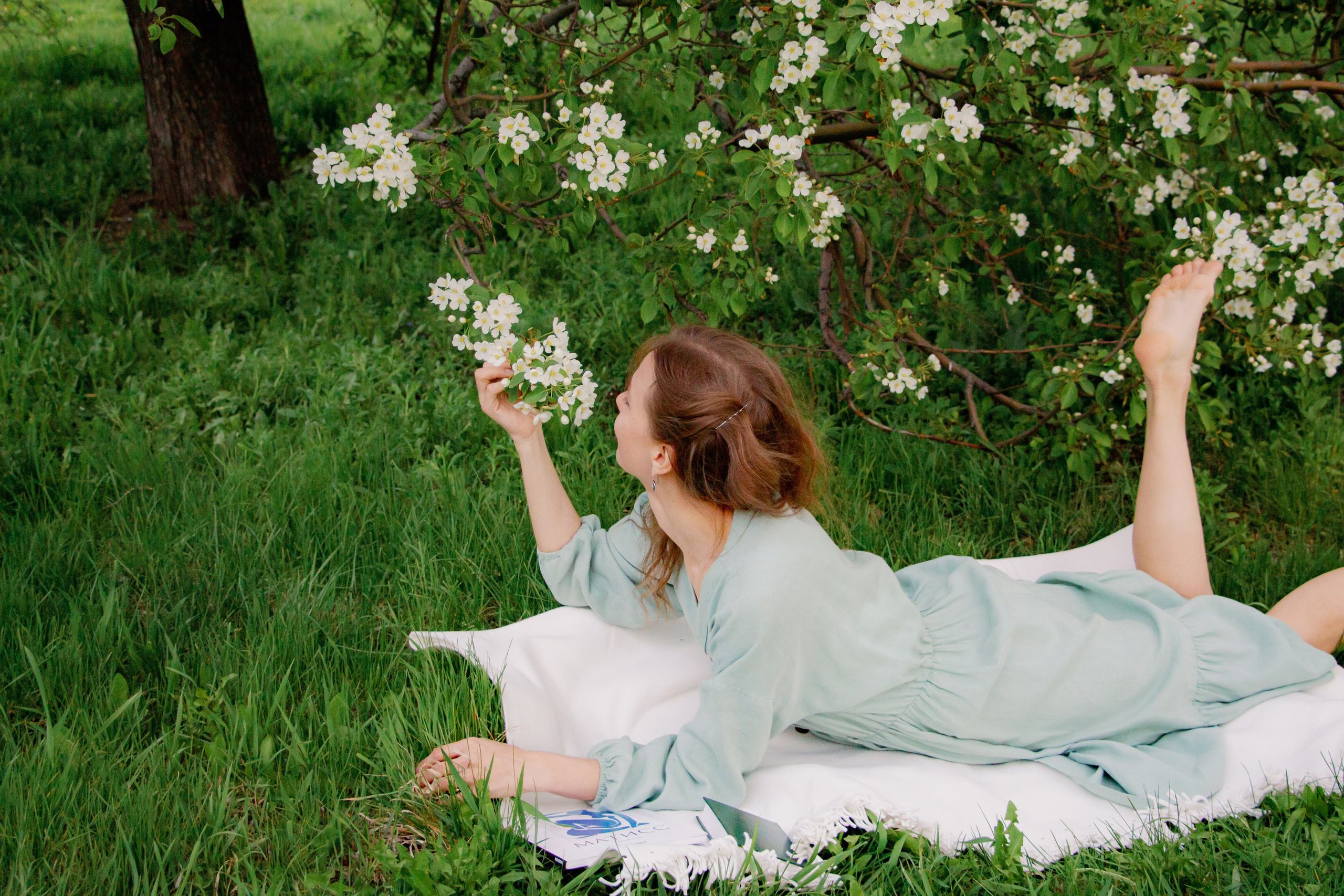 Фотосессия с цветущими яблонями, Екатеринбург. Фотопрогулка. Фотограф в Екатеринбурге Пойгина Елена