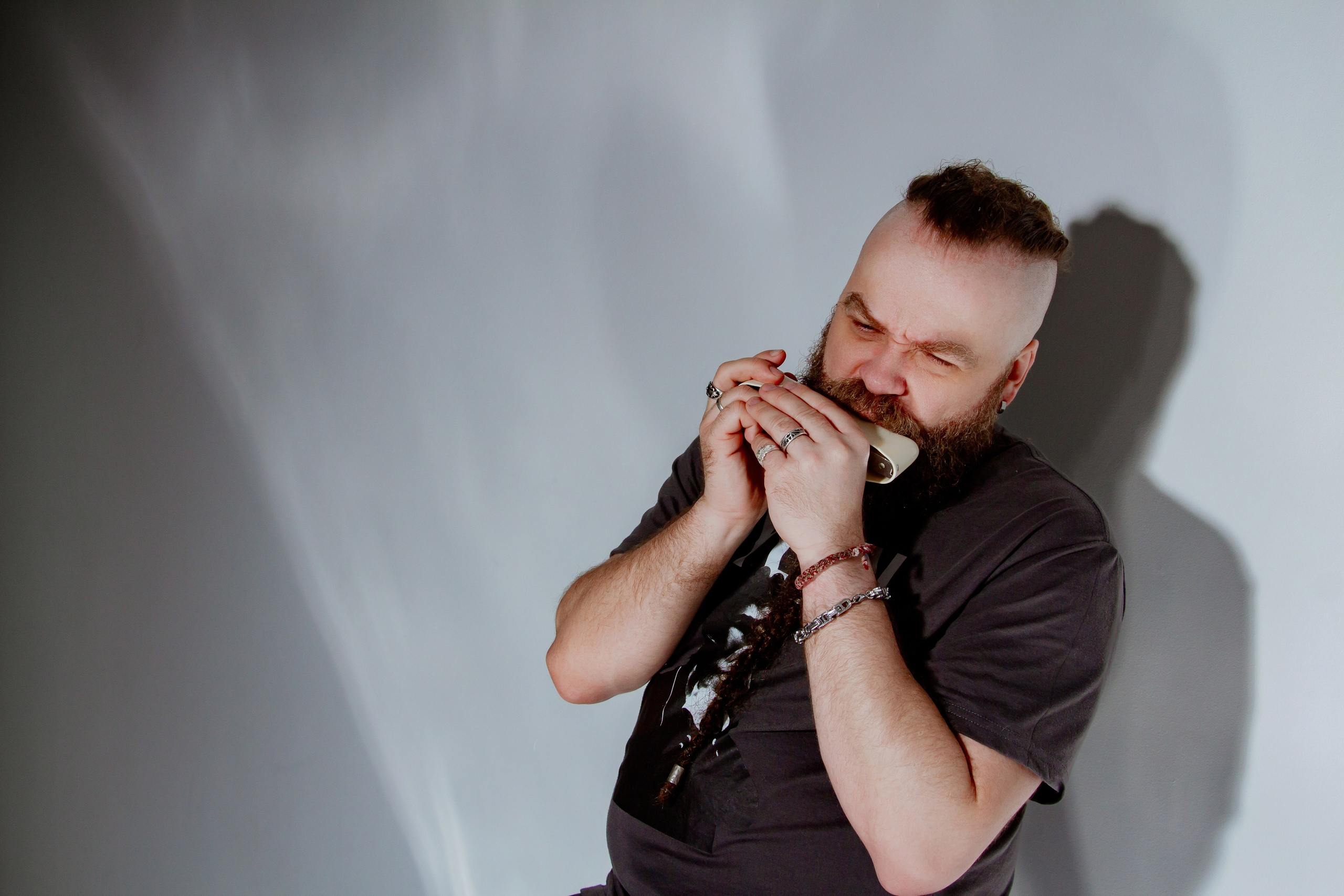 Борис Плотников. Губная гармоника. Мужской портрет, фотосессия для музыканта. Фотограф в Екатеринбурге Пойгина Елена