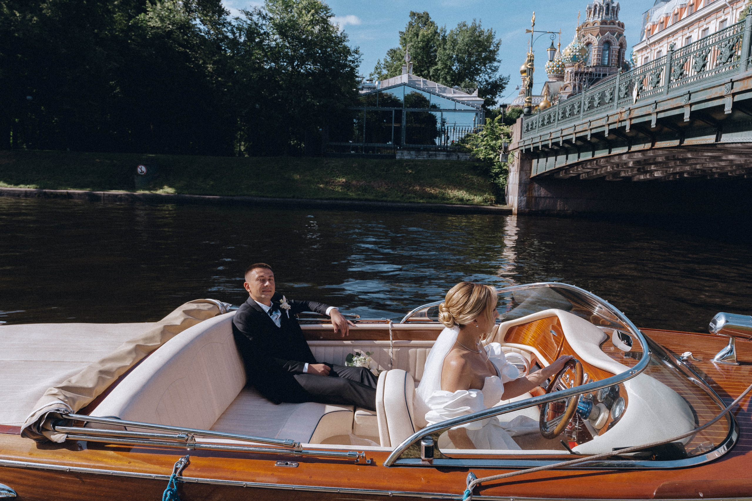 СВАДЕНБНАЯ СЬЕМКА НА КАТЕРЕ ПО КАНАЛАМ САНКТ-ПЕТЕРБУРГА И В АКВАТОРИИ НЕВЫ. Профессиональный фотограф, Санкт-Петербург — Виктория Богомолова