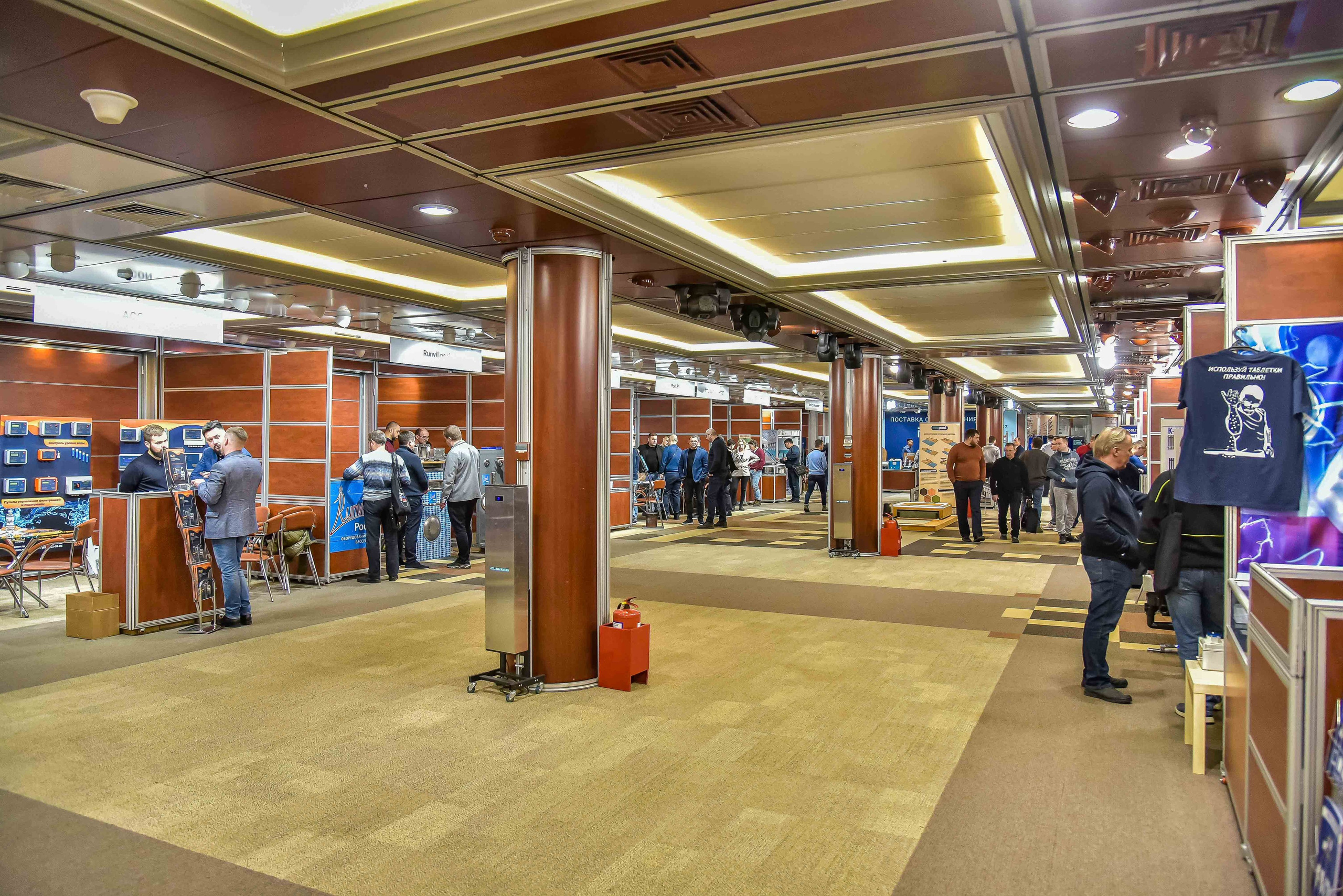 Выступление спикера на выставке в Москве, репортажная фотосъемка мероприятия передает атмосферу мероприятия.