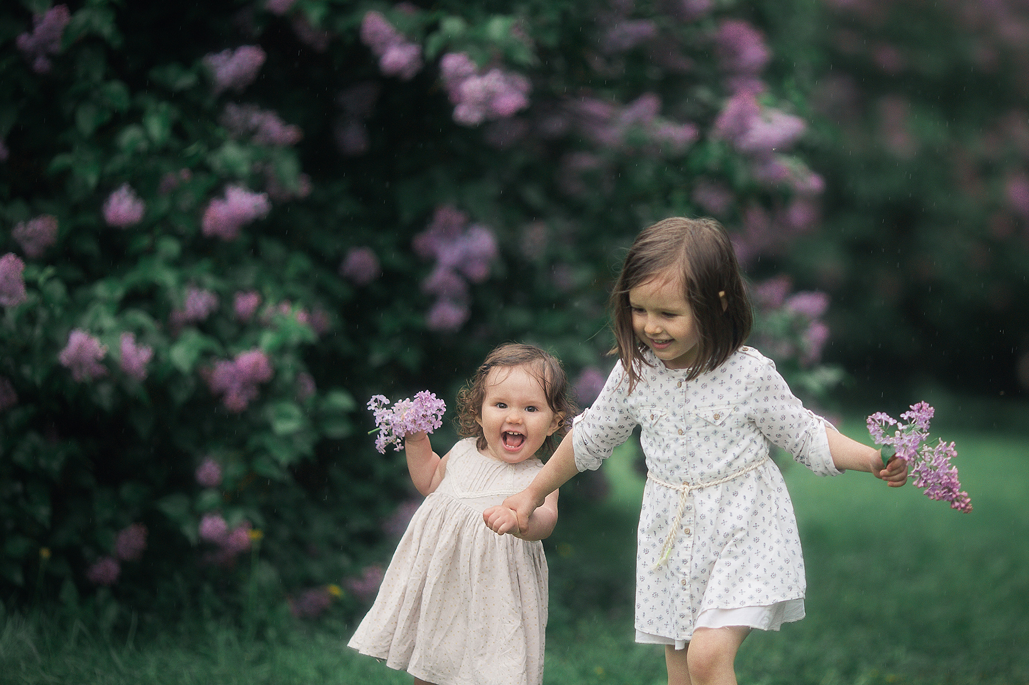 Аня и Алиса в Сиреневом саду. Семейный фотограф в Москве Марина Петра