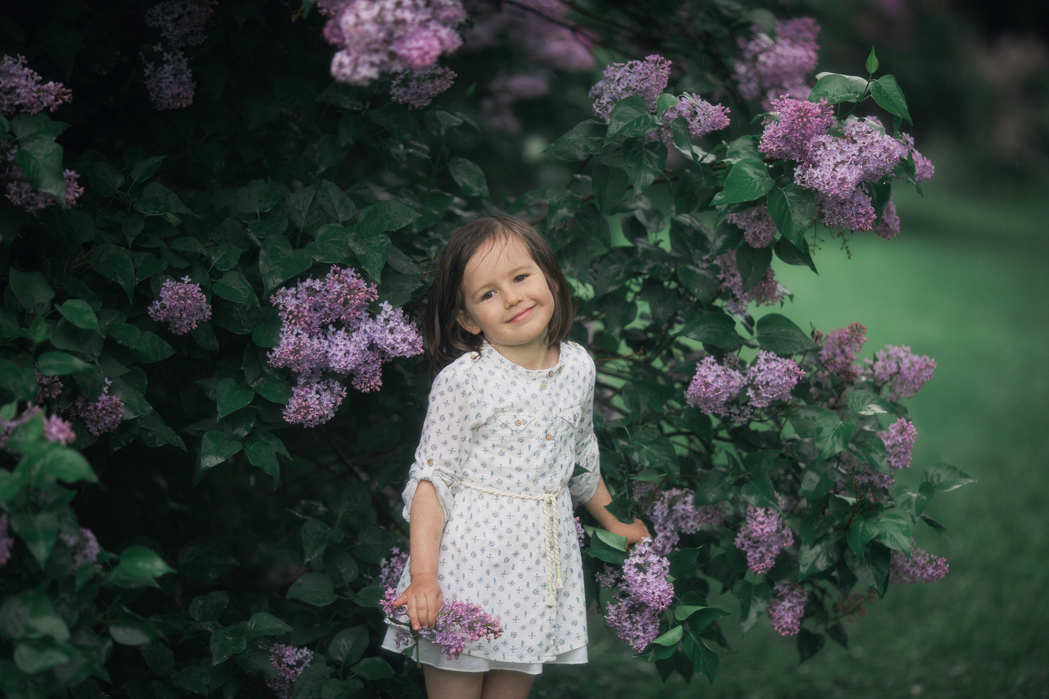 Аня и Алиса в Сиреневом саду. Семейный фотограф в Москве Марина Петра