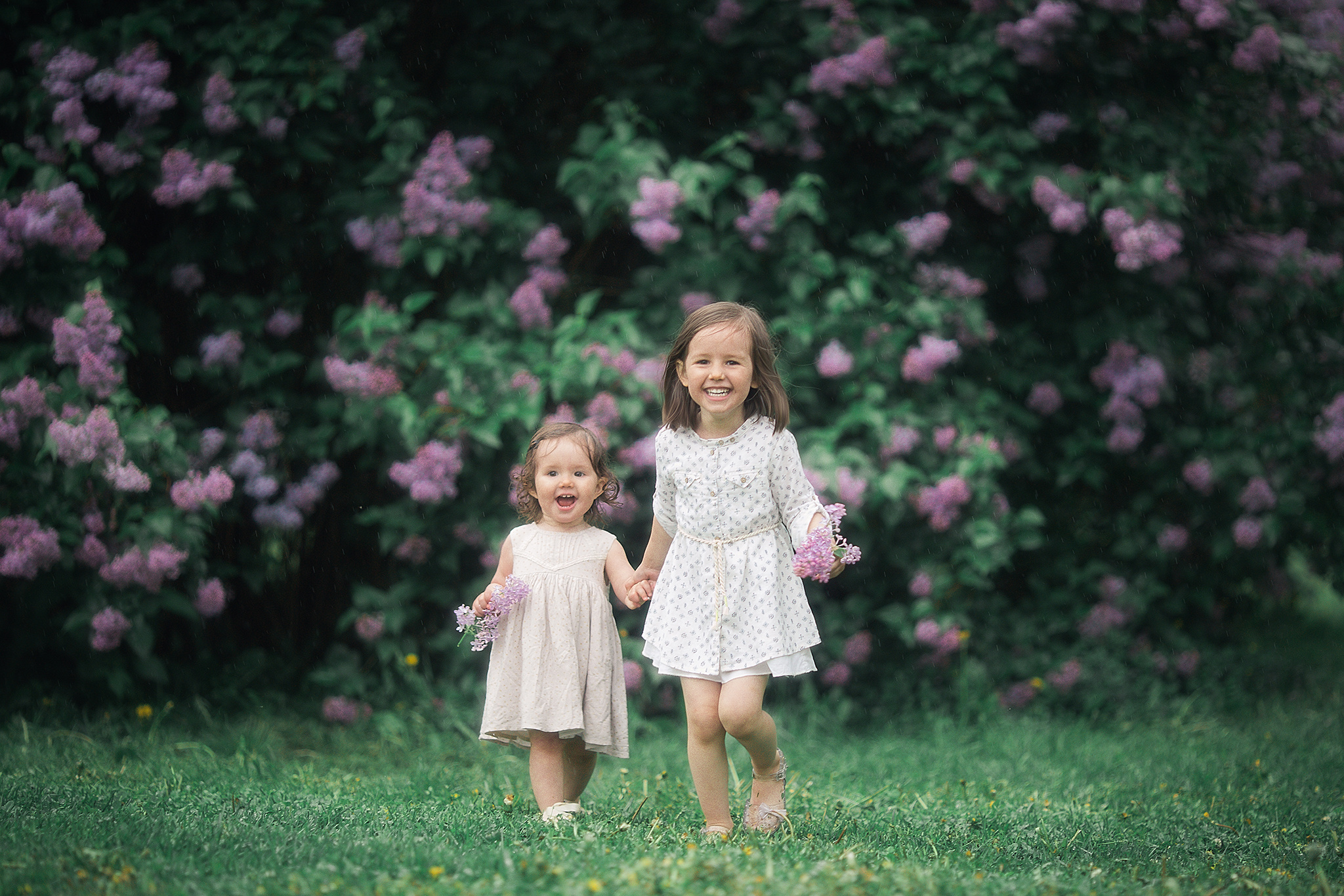 Аня и Алиса в Сиреневом саду. Семейный фотограф в Москве Марина Петра