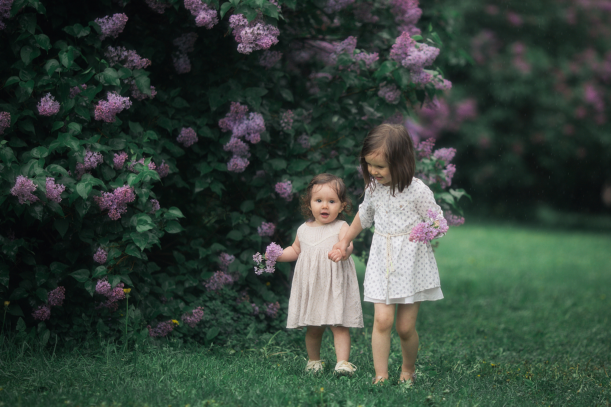 Аня и Алиса в Сиреневом саду. Семейный фотограф в Москве Марина Петра