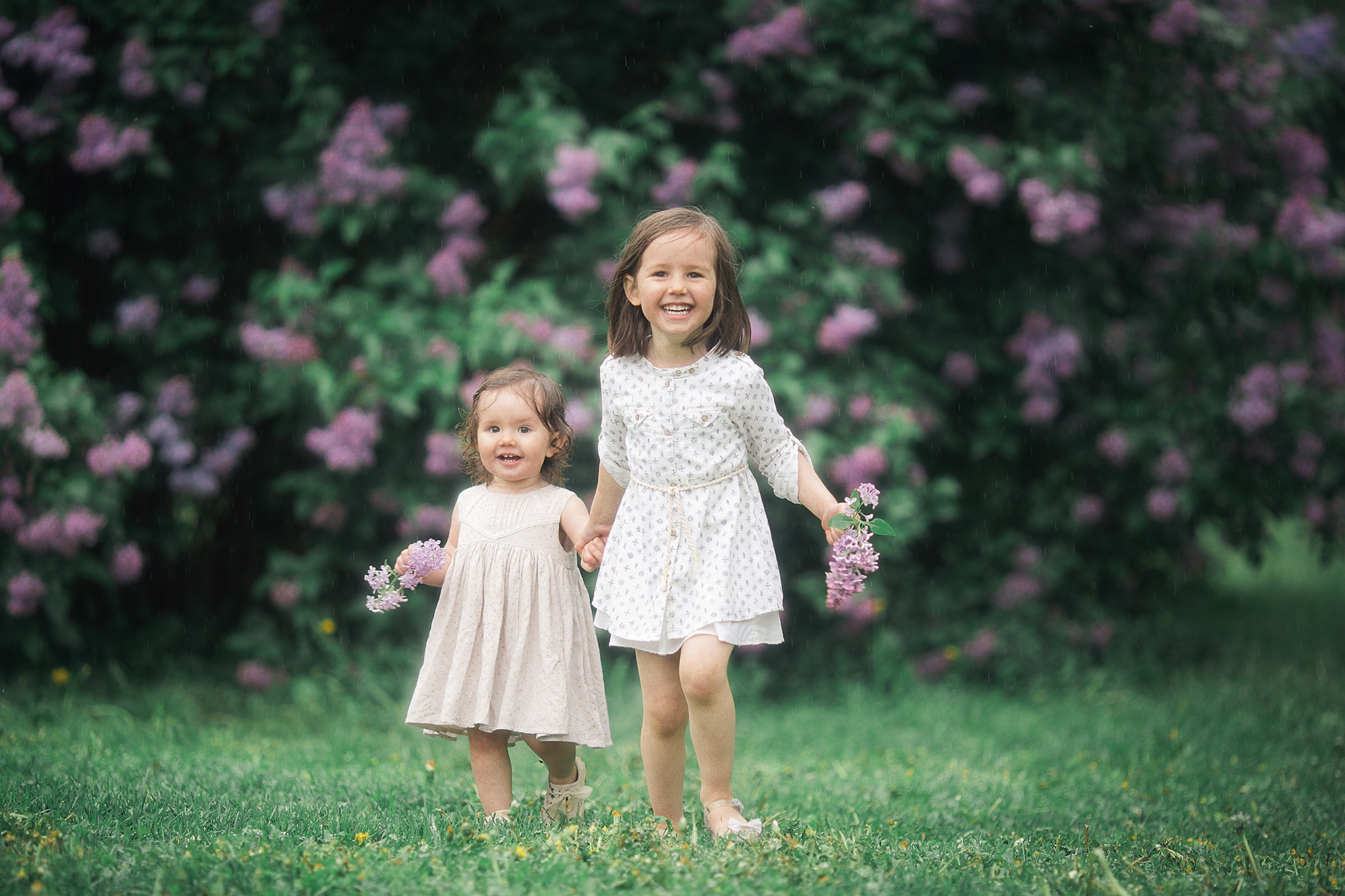 Аня и Алиса в Сиреневом саду. Семейный фотограф в Москве Марина Петра