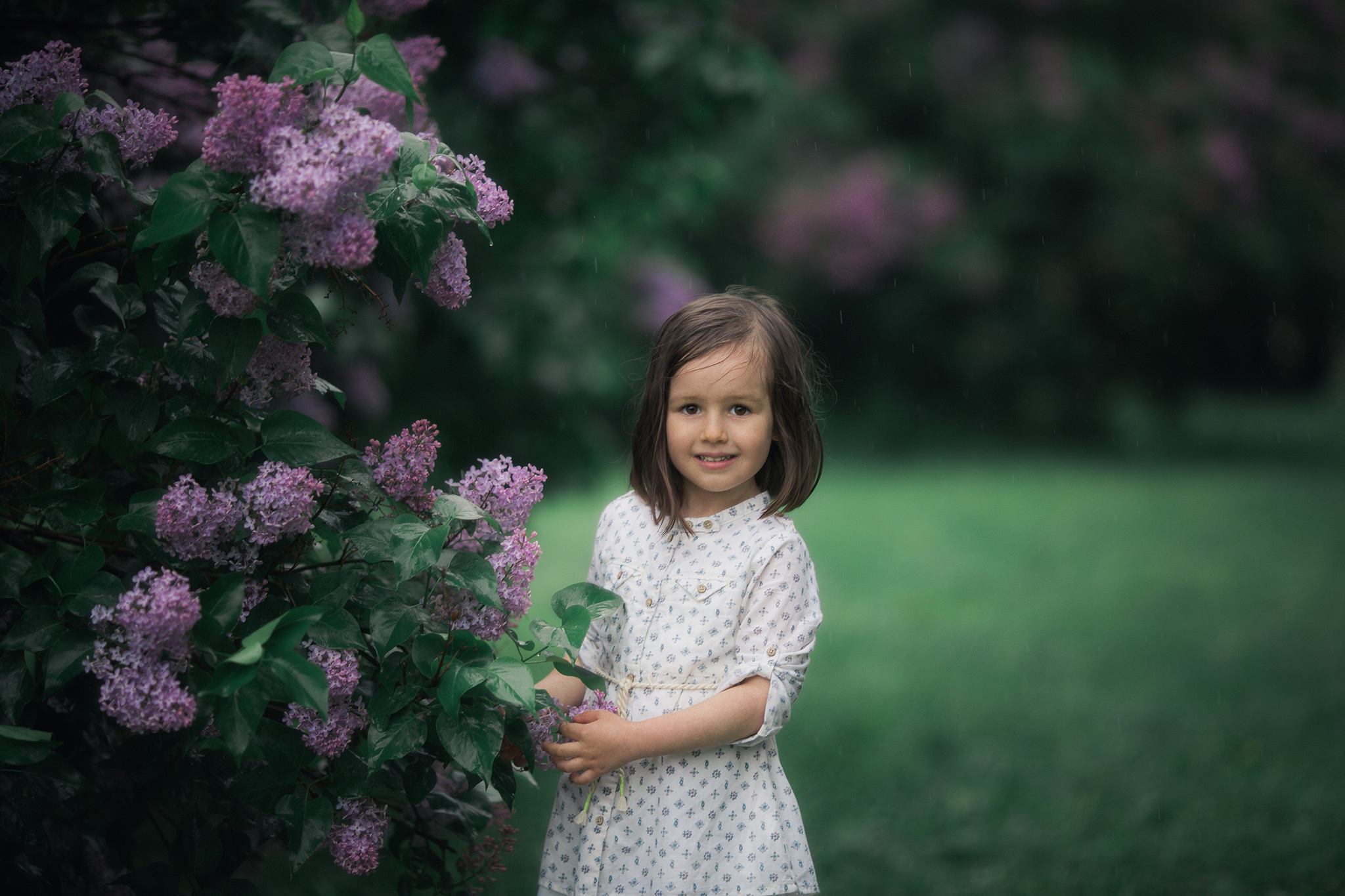 Аня и Алиса в Сиреневом саду. Семейный фотограф в Москве Марина Петра