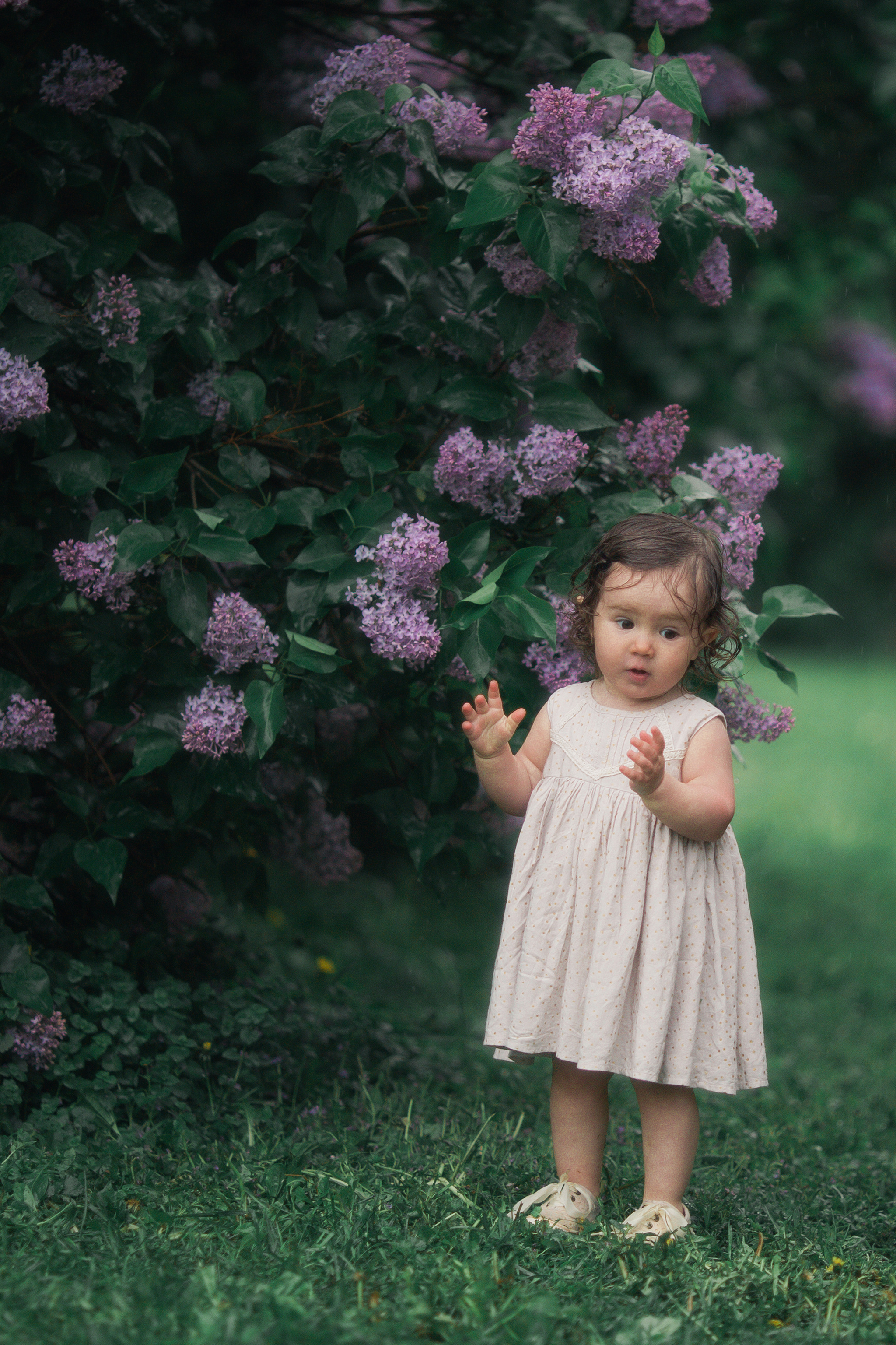 Аня и Алиса в Сиреневом саду. Семейный фотограф в Москве Марина Петра