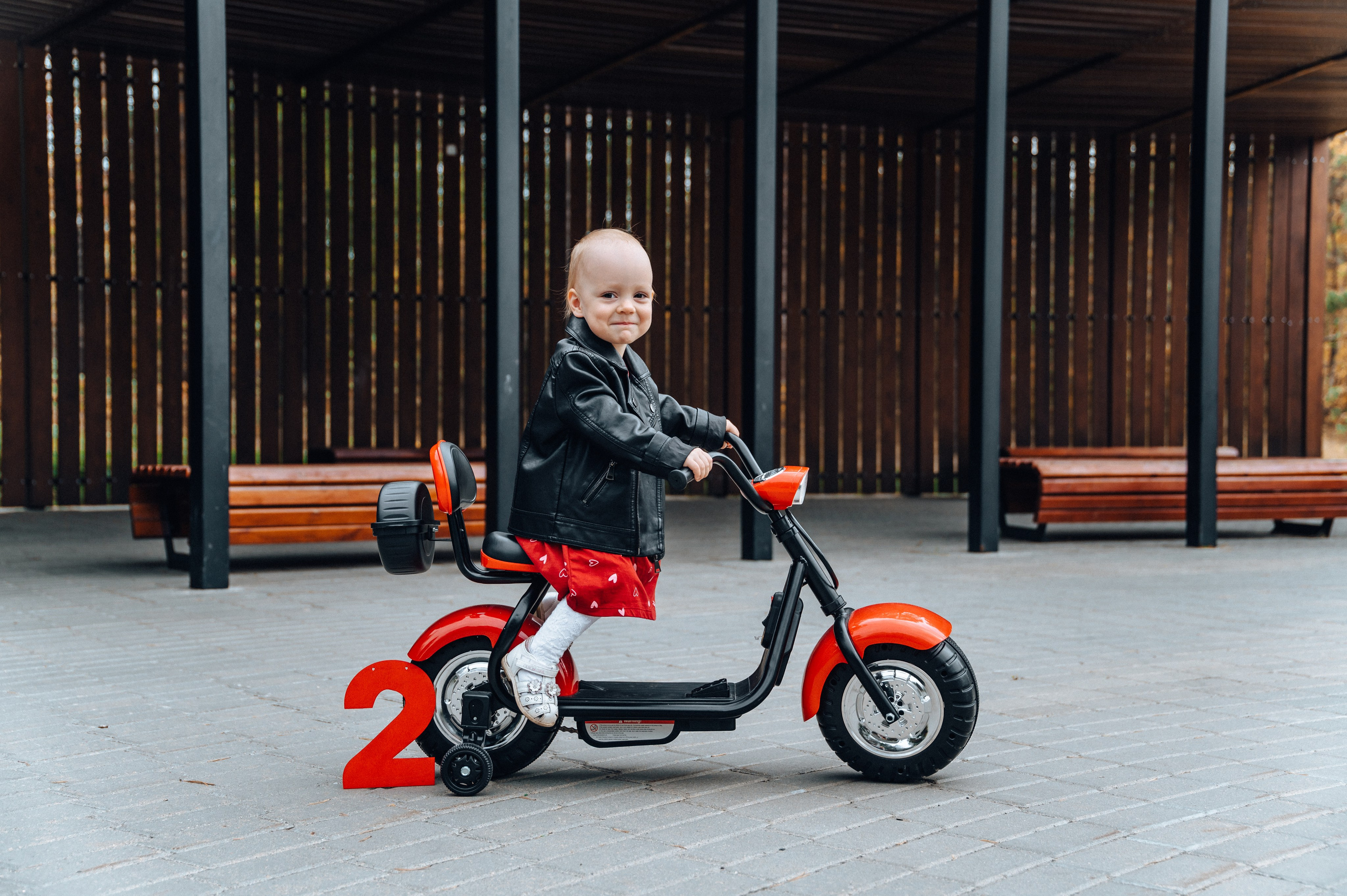 красный мотоцикл. идеален с 1 года до 3 лет. Аренда 500р