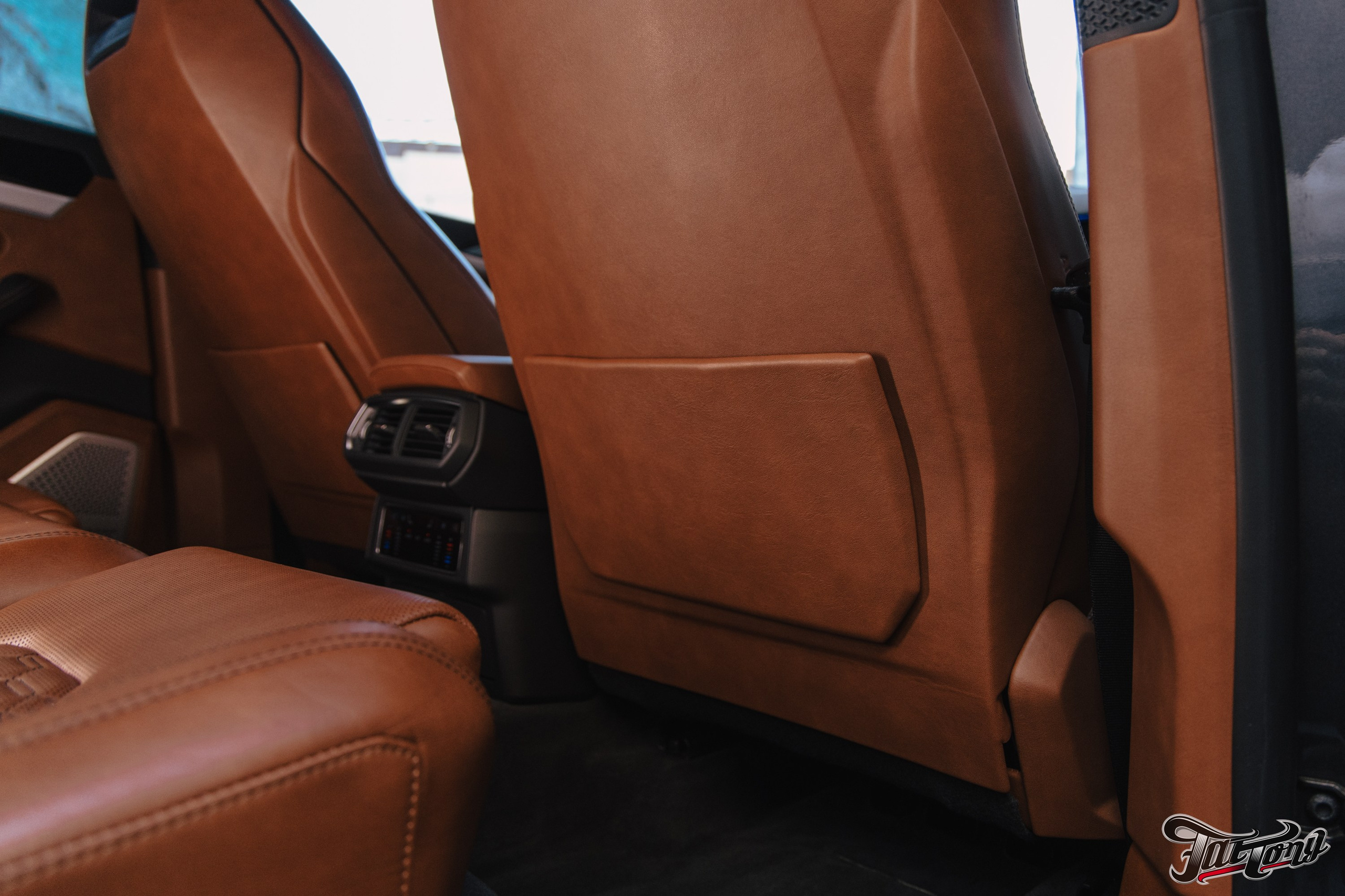 Lamborghini Urus перешив поврежденных элементов салона, окрас капота и деталей. DeLorein