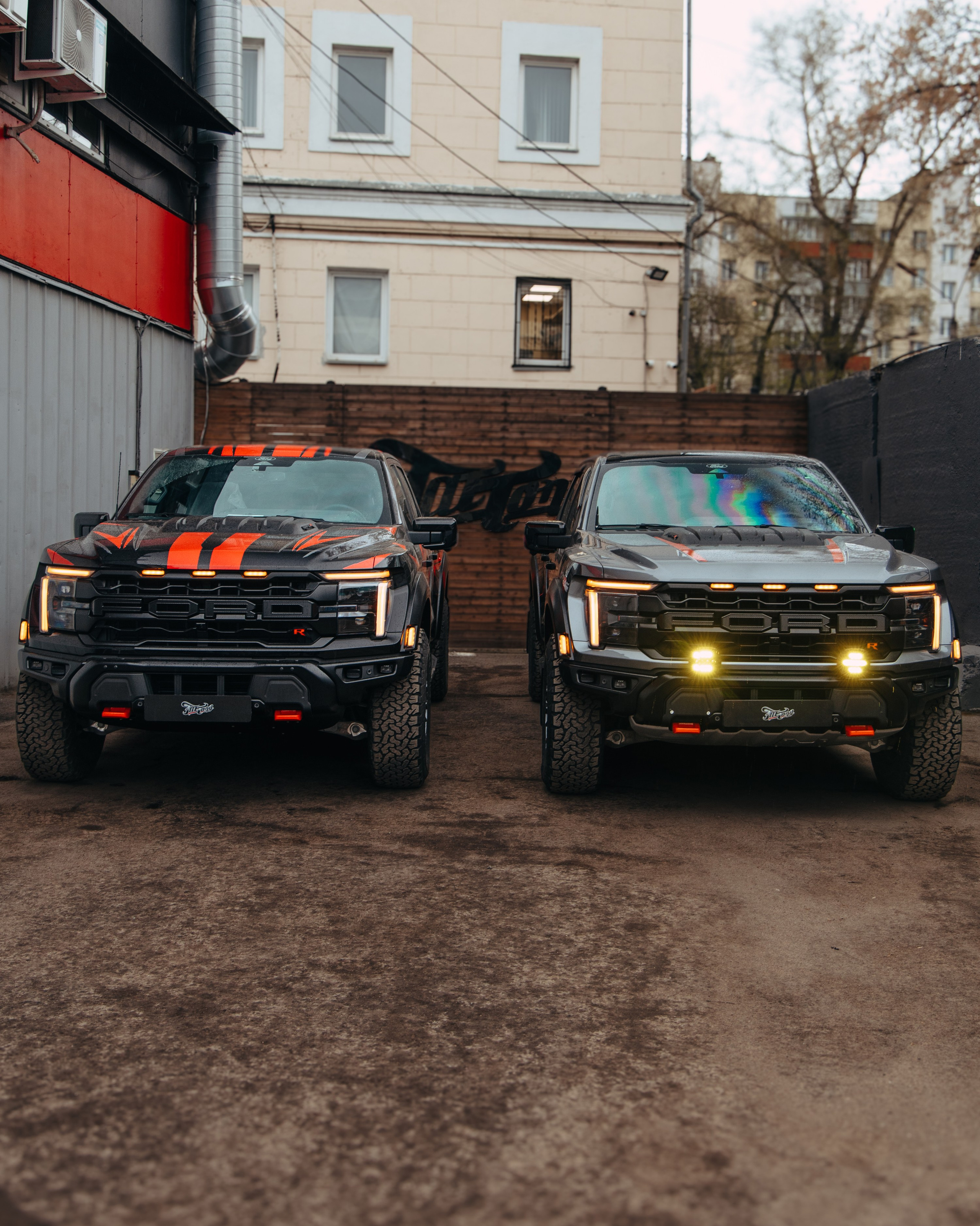 2x Ford Raptor R. DeLorein