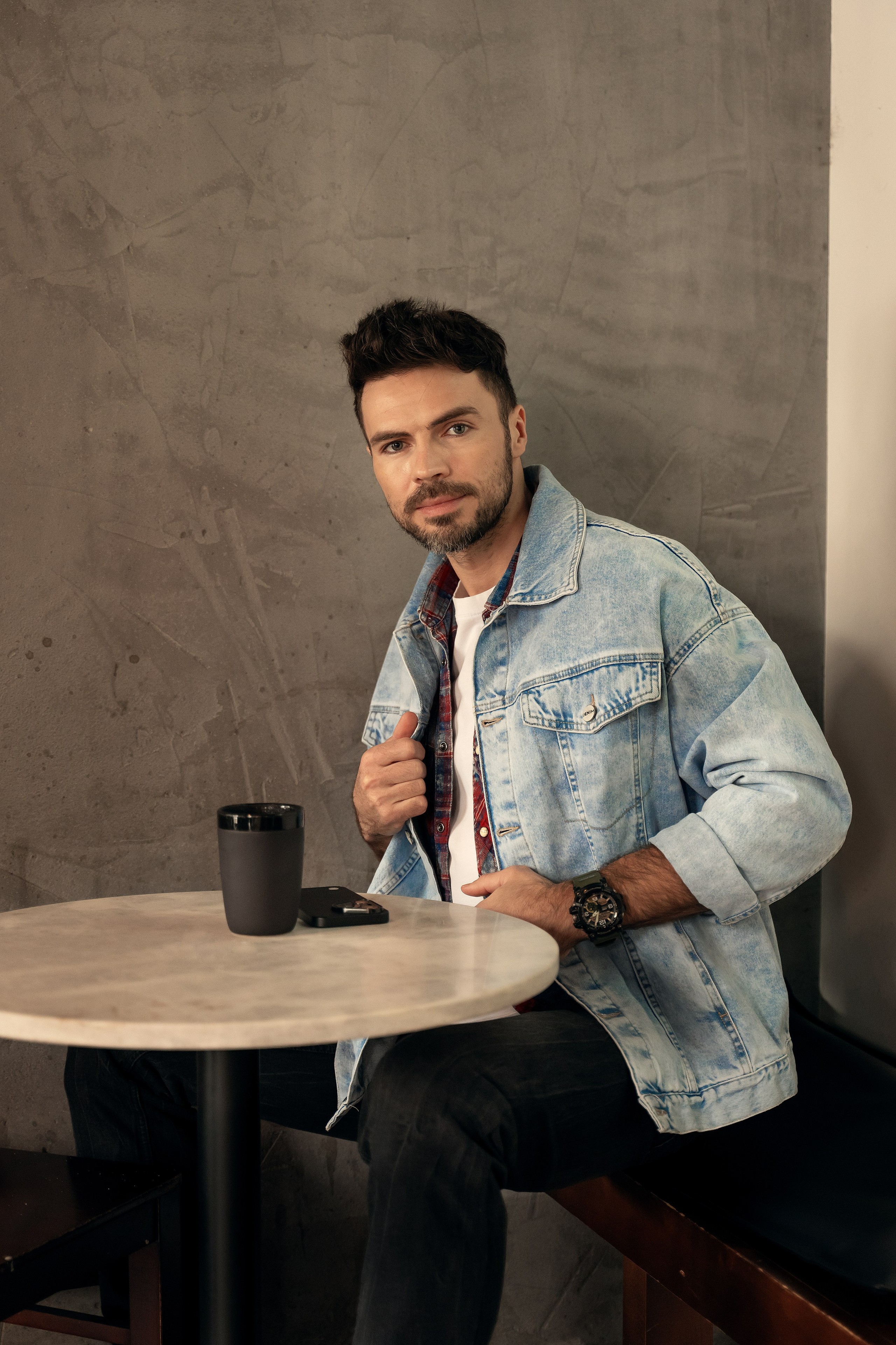 Красавчик в кафе. Главная