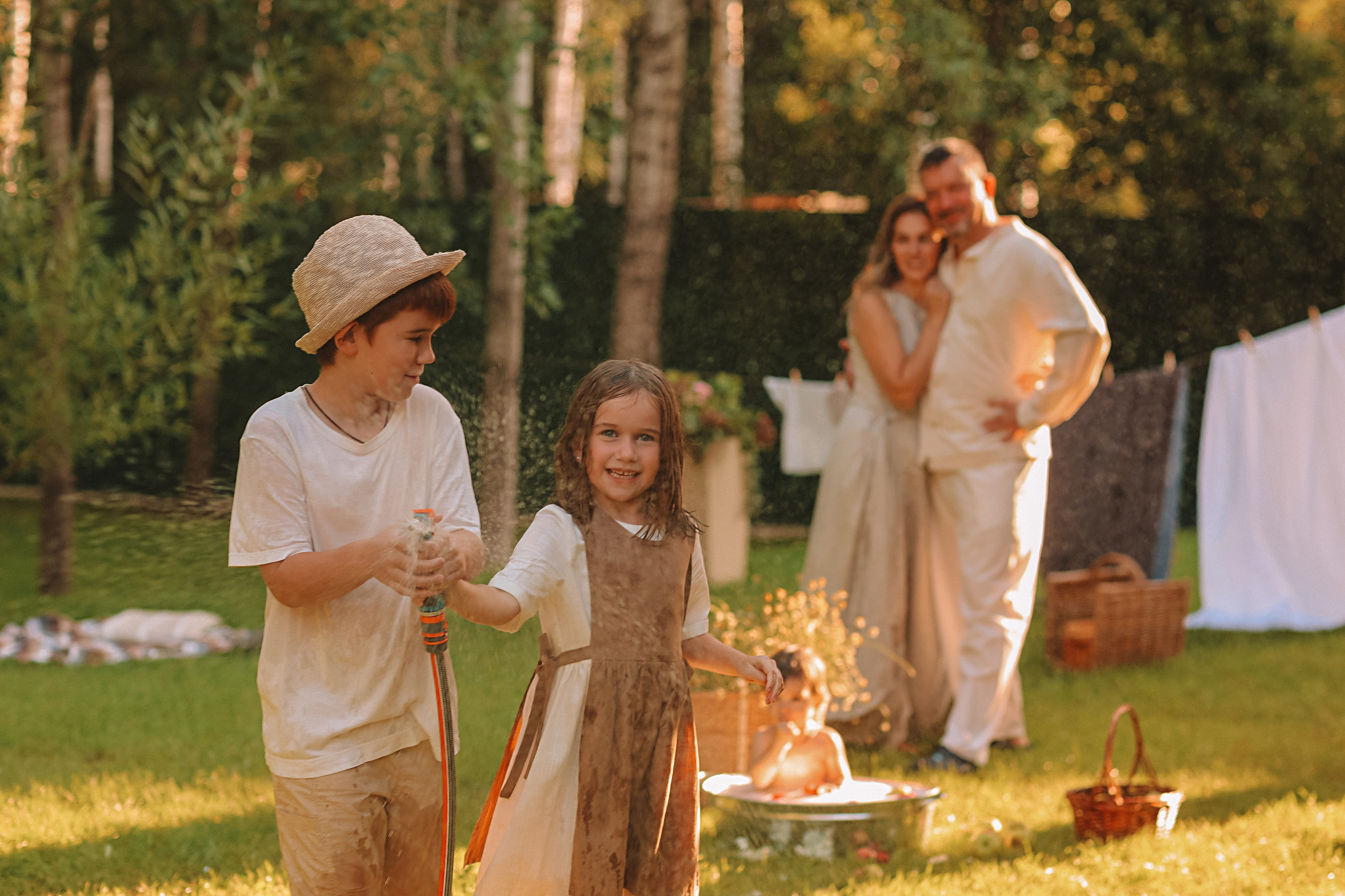 Стирка у дома. Семейный фотограф Тюмень, фотограф на роды Салмина Мария