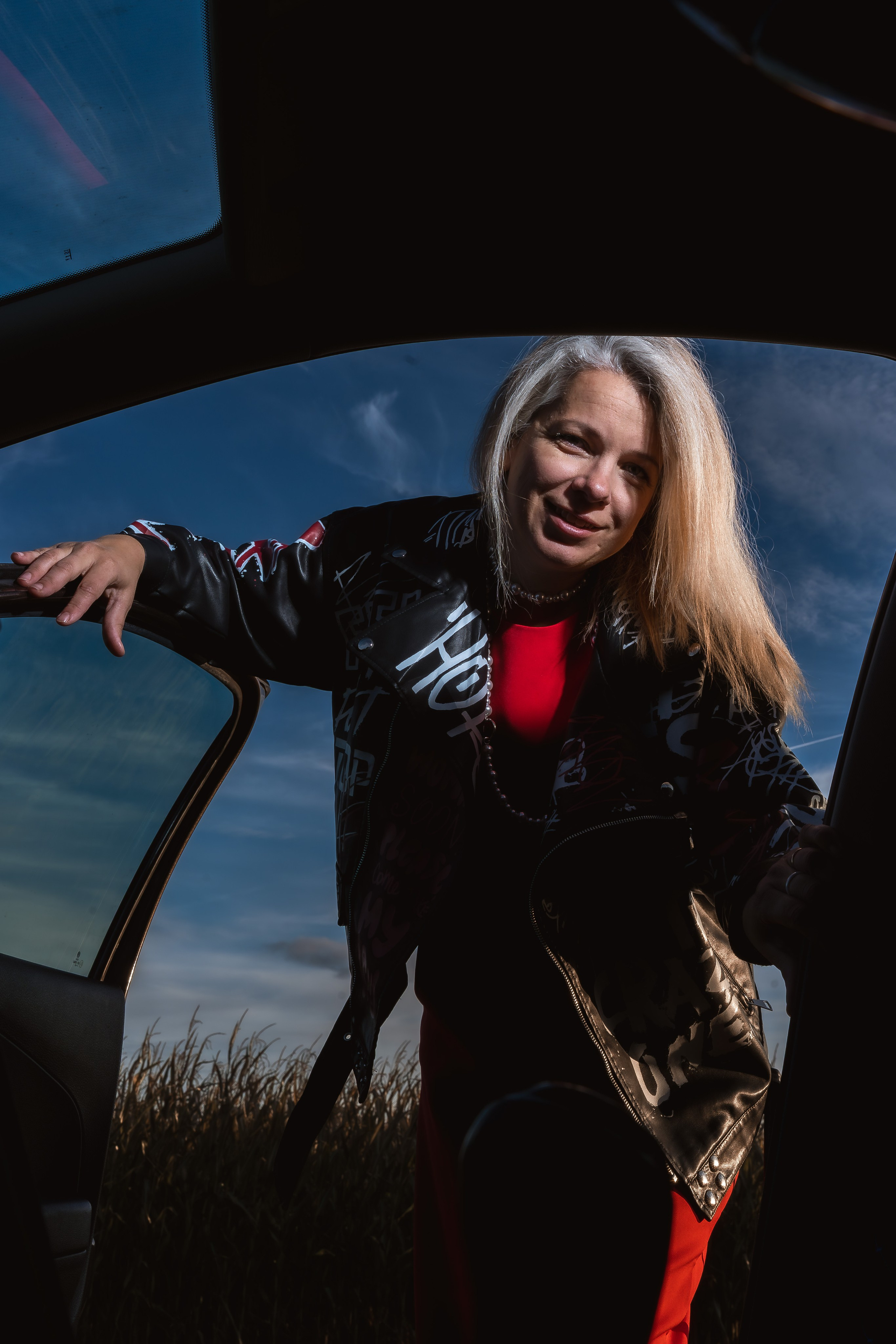 Дерзкая фотосессия девушки в кукурузе с машиной