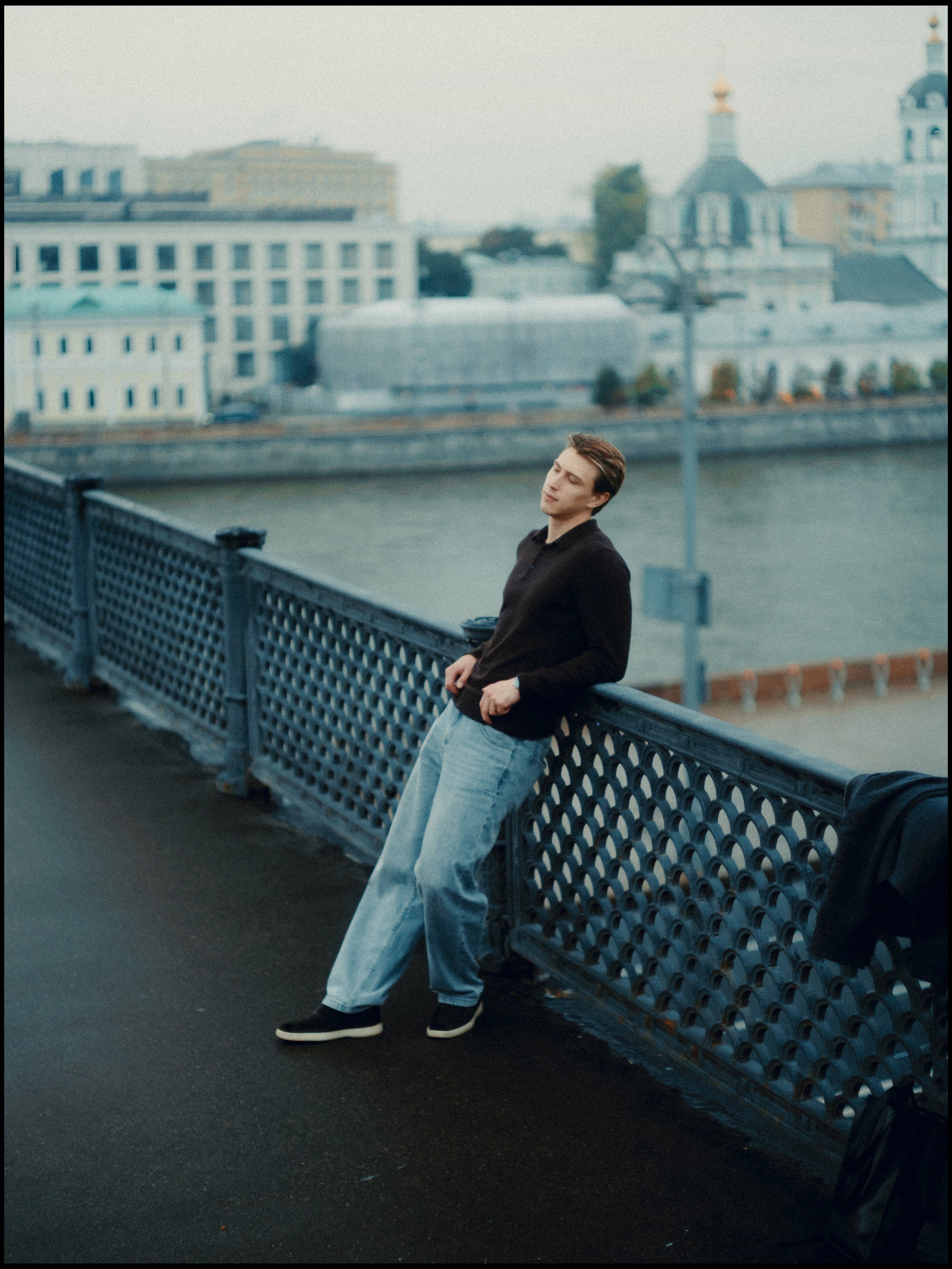 Общий план: мужчина на фоне стеклянных панорамных окон, урбан фотосессия в СПб.