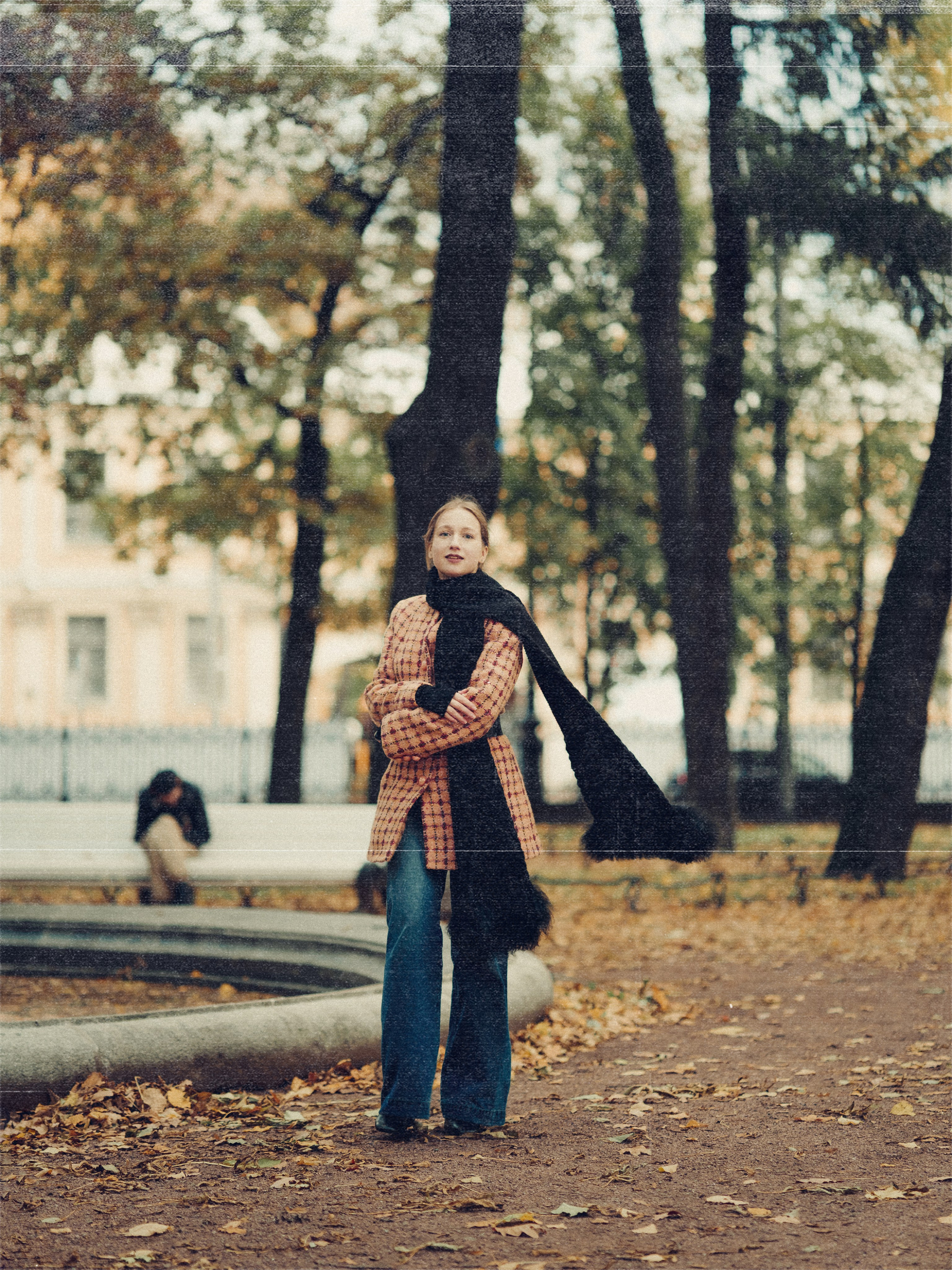 Прогулочная женская фотосессия в СПб, художественная съемка в пленочных тонах.
