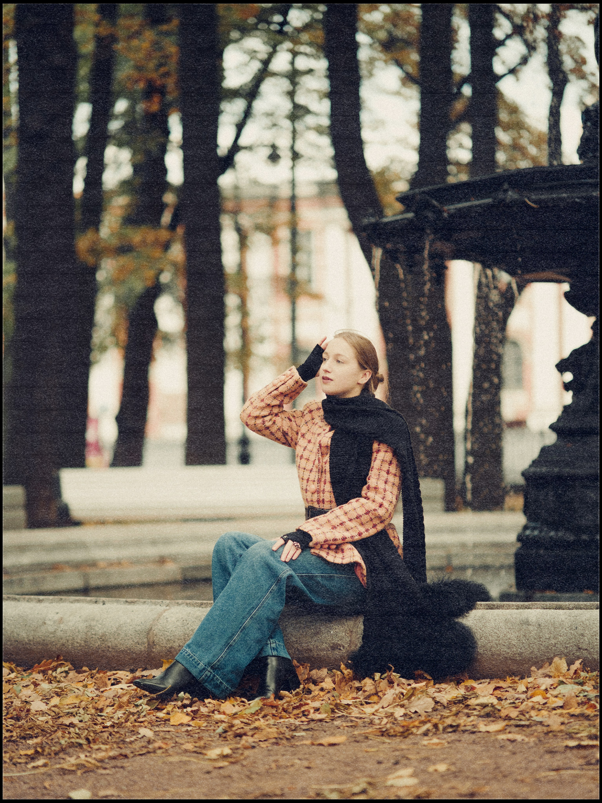 Девушка позирует на фоне осенней природы, эстетичная фотосессия в СПб.
