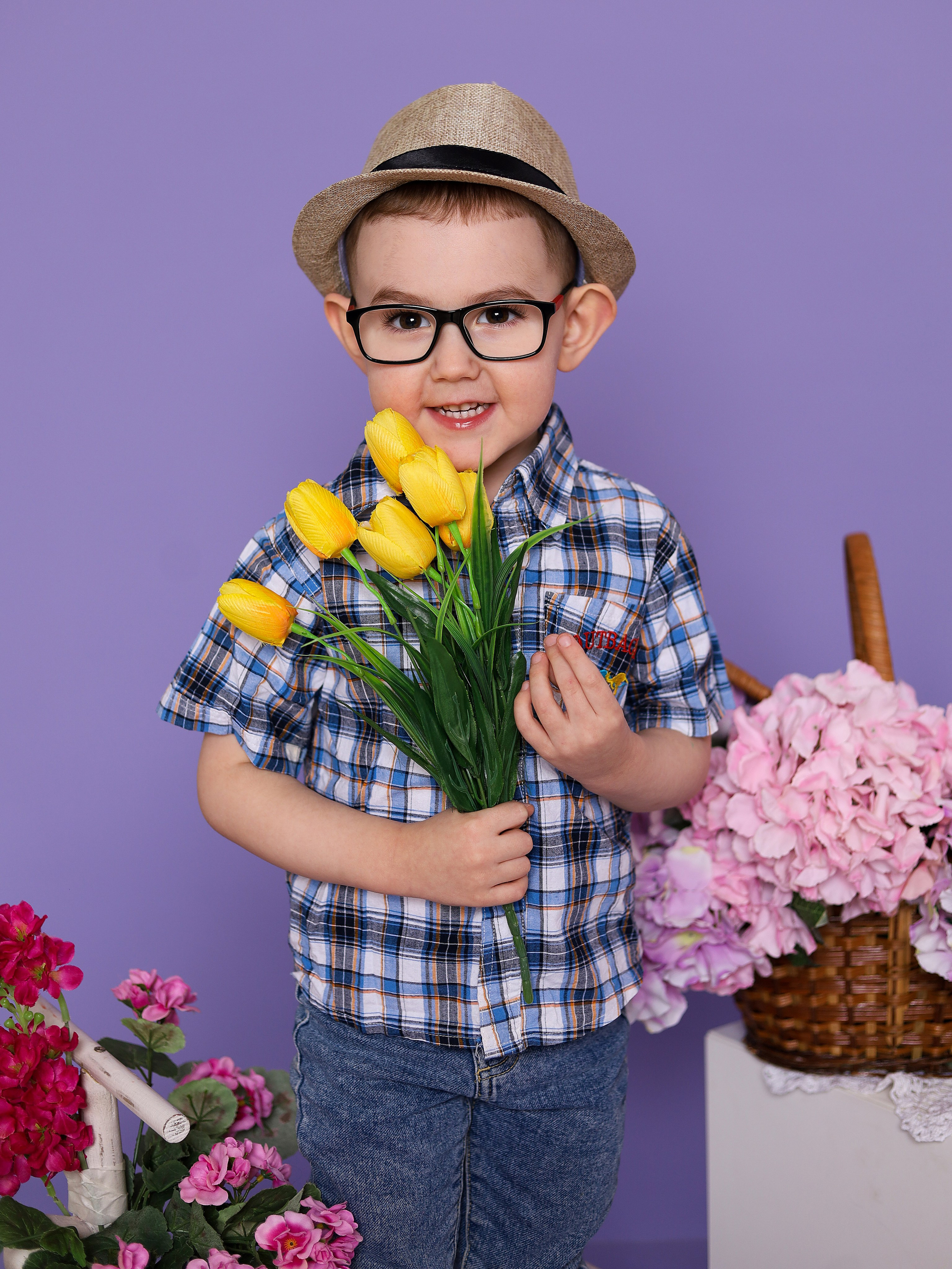 Общее фото в детском саду с выездным реквизитом в Тюмени. Выпускные альбомы в Тюмени для школ, садов, вузов спортивных секций