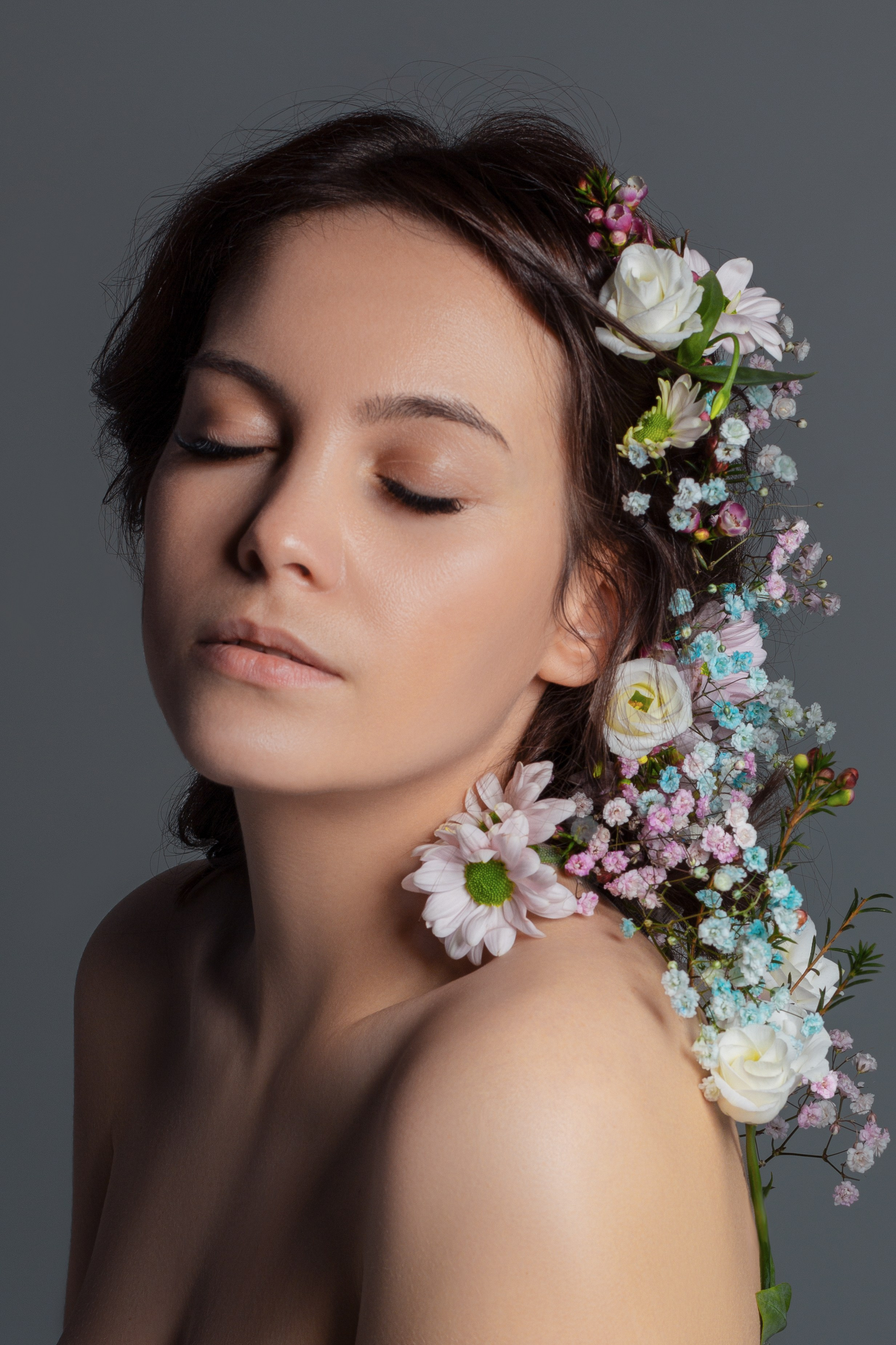 цветы растут из девушки, пробуждение после долгой зимы 