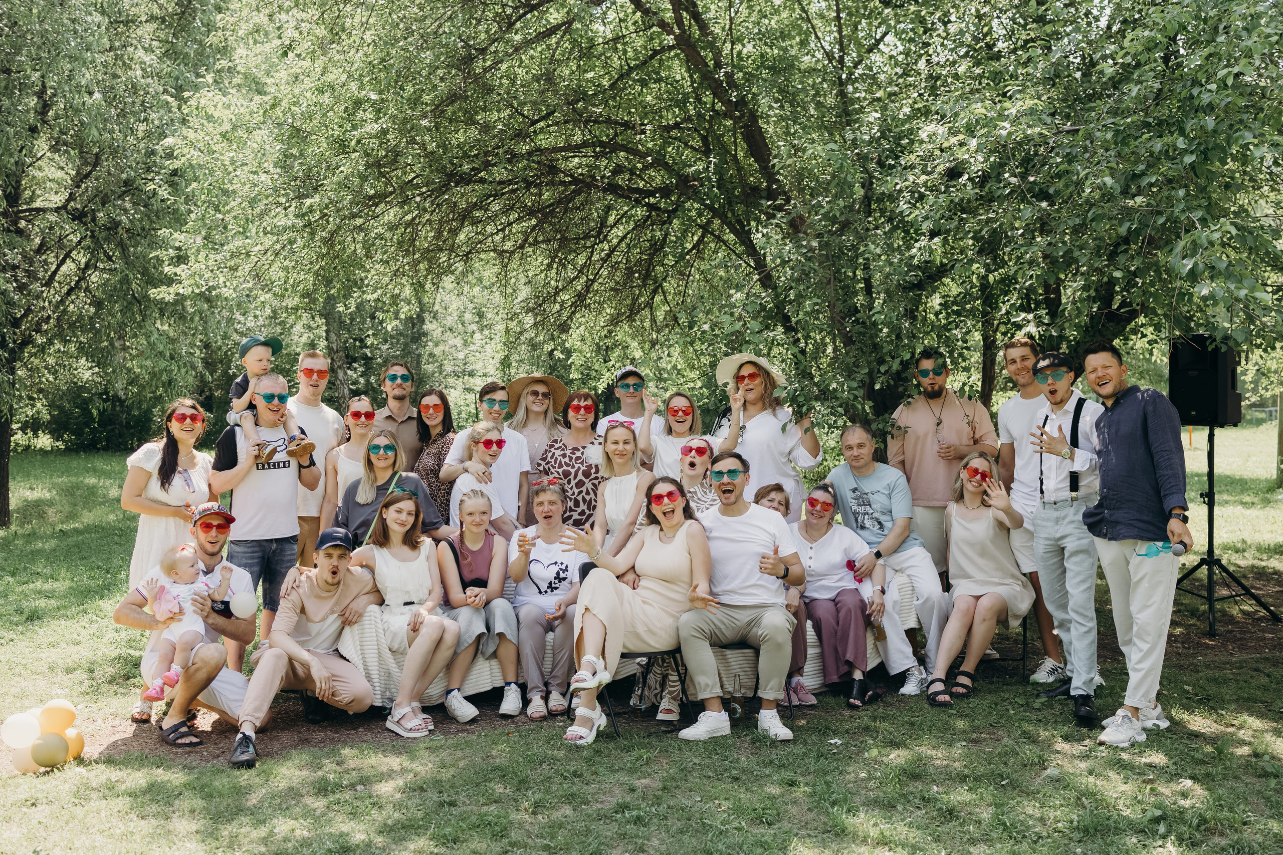 Семья и друзья отмечают гендер пати