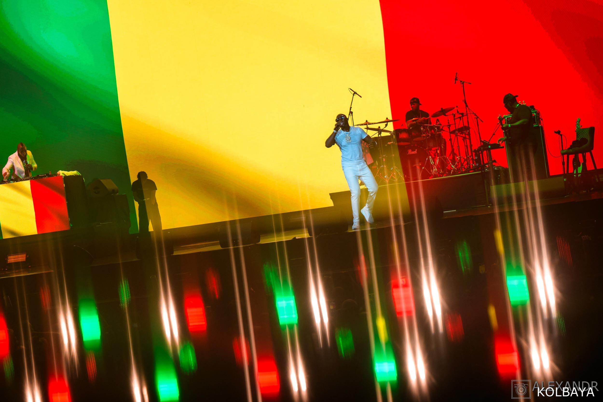 Фоторепортаж с концерта AKON в Сочи 8 августа 2025 года. Сириус. Концертный и театральный репортажный фотограф в Москве Александр Колбая