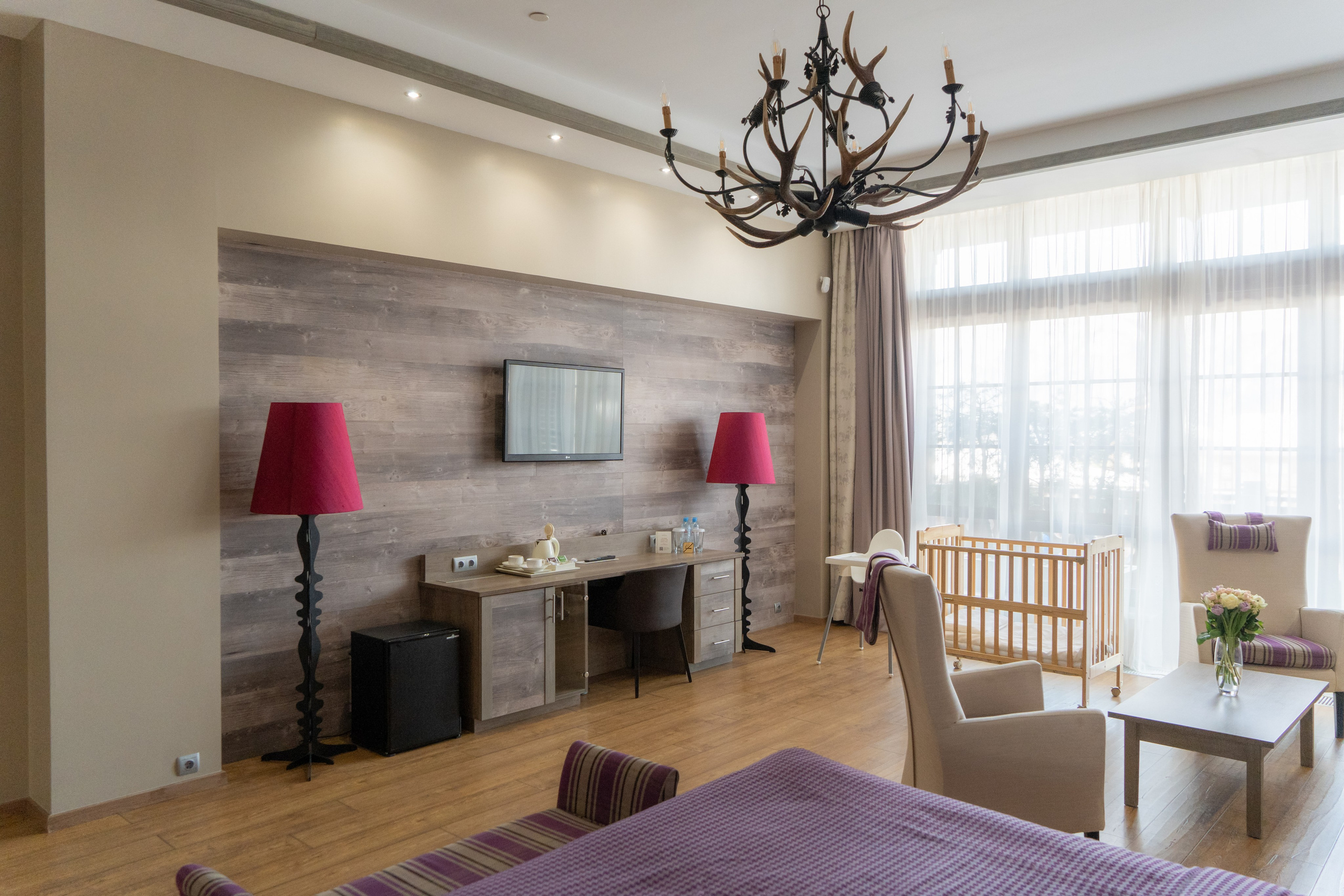 Номер полулюкс в отеле 1389 Газпром Поляна с детскими принадлежностями. Репортажный фотограф в Красной Поляне и Сочи Павлюченко Екатерина