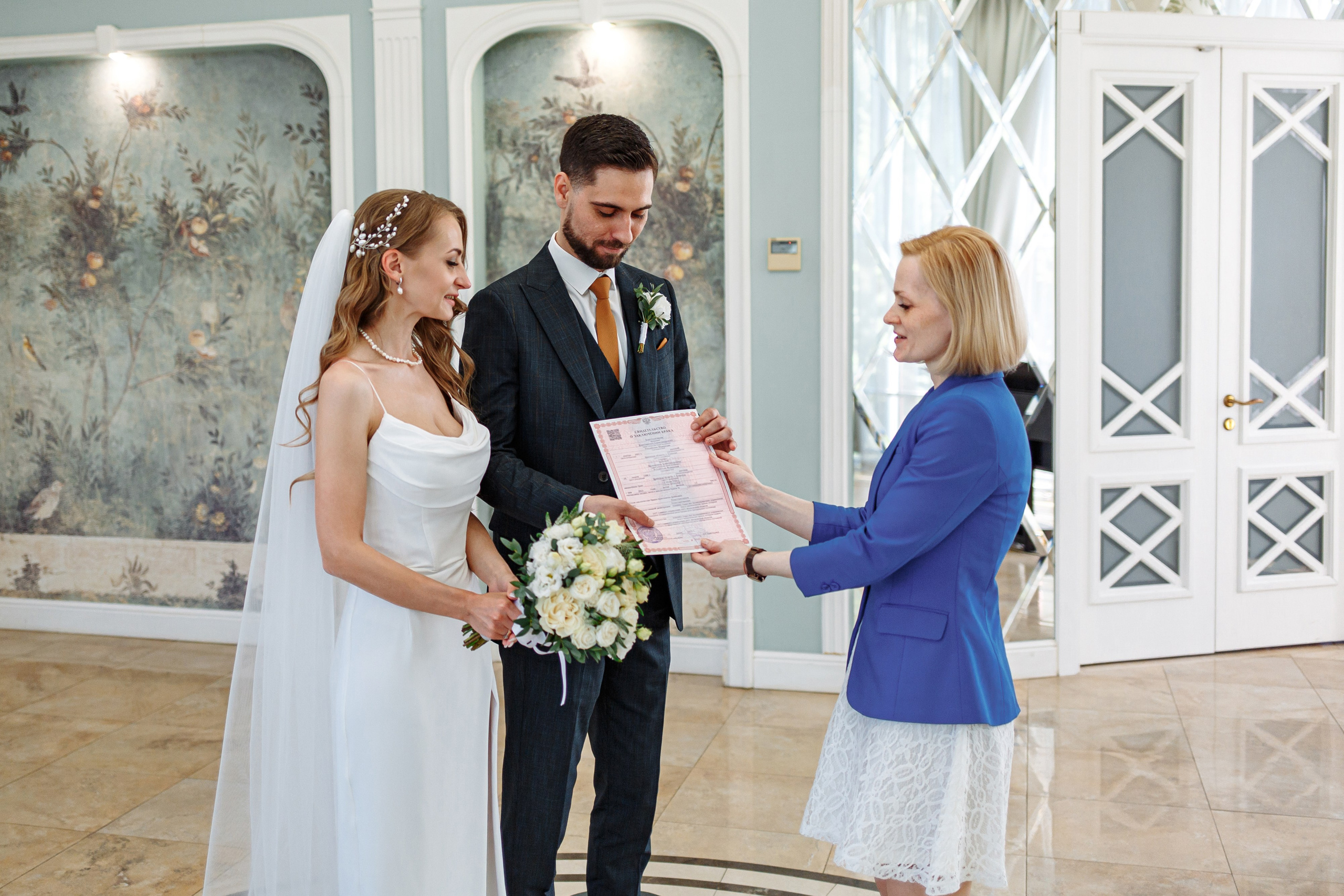 Свадебная фотосессия с кабриолетом и в загородном клубе Artiland. Свадебный фотограф Москва и МО Сергей Киржаев