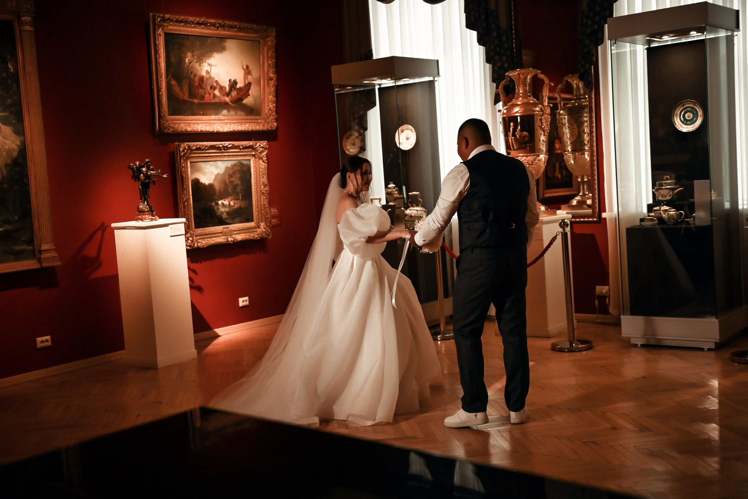 Небольшая свадебная серия в музее и прогулкой под дождем Эльмиры и Ризата. Свадебный, семейный, детский, контент фотограф в Омске Максим Ильин