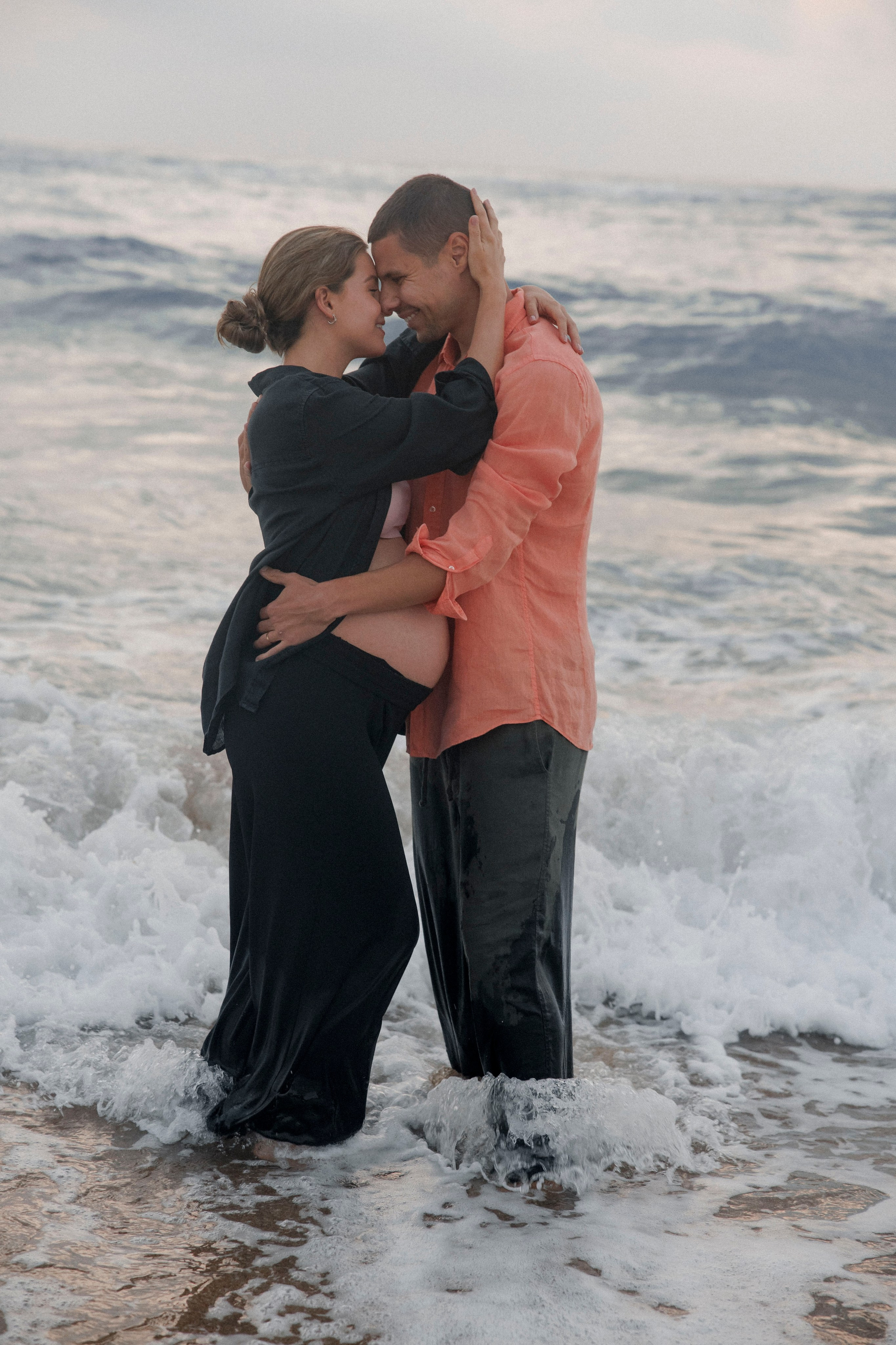 Pregnancy photoshoot near the sea (cloudy weather). Главная