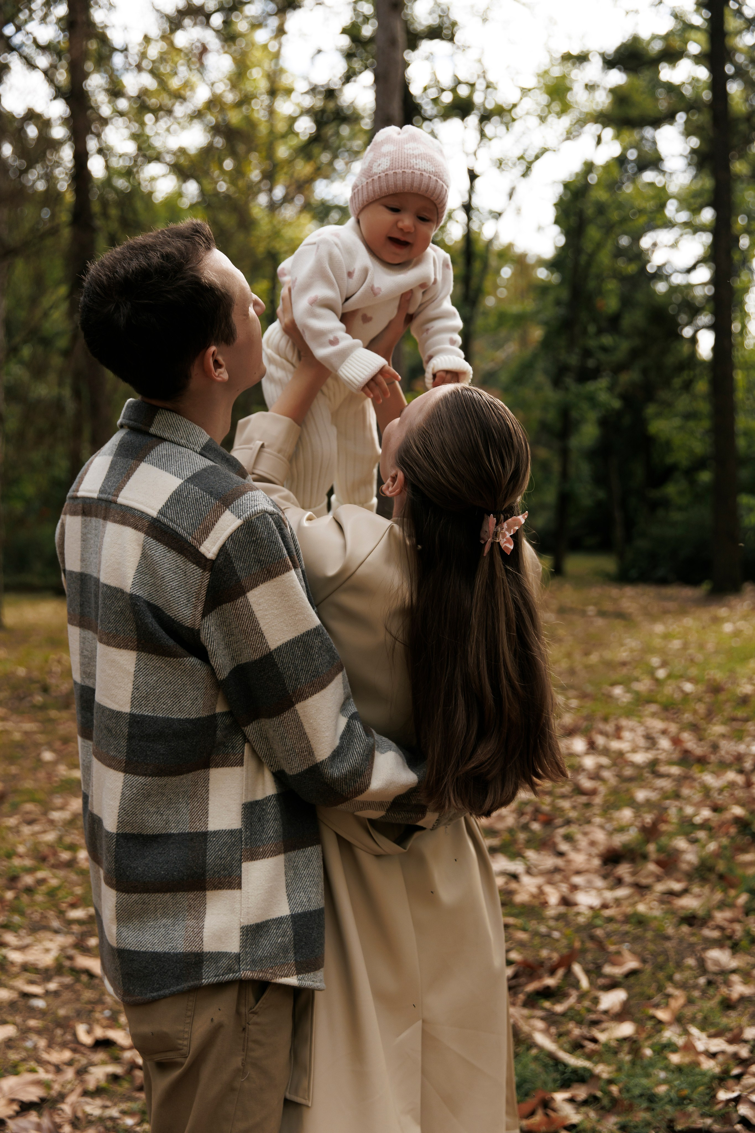 «Embracing Autumn: A Family Adventure Amidst Golden Leaves»