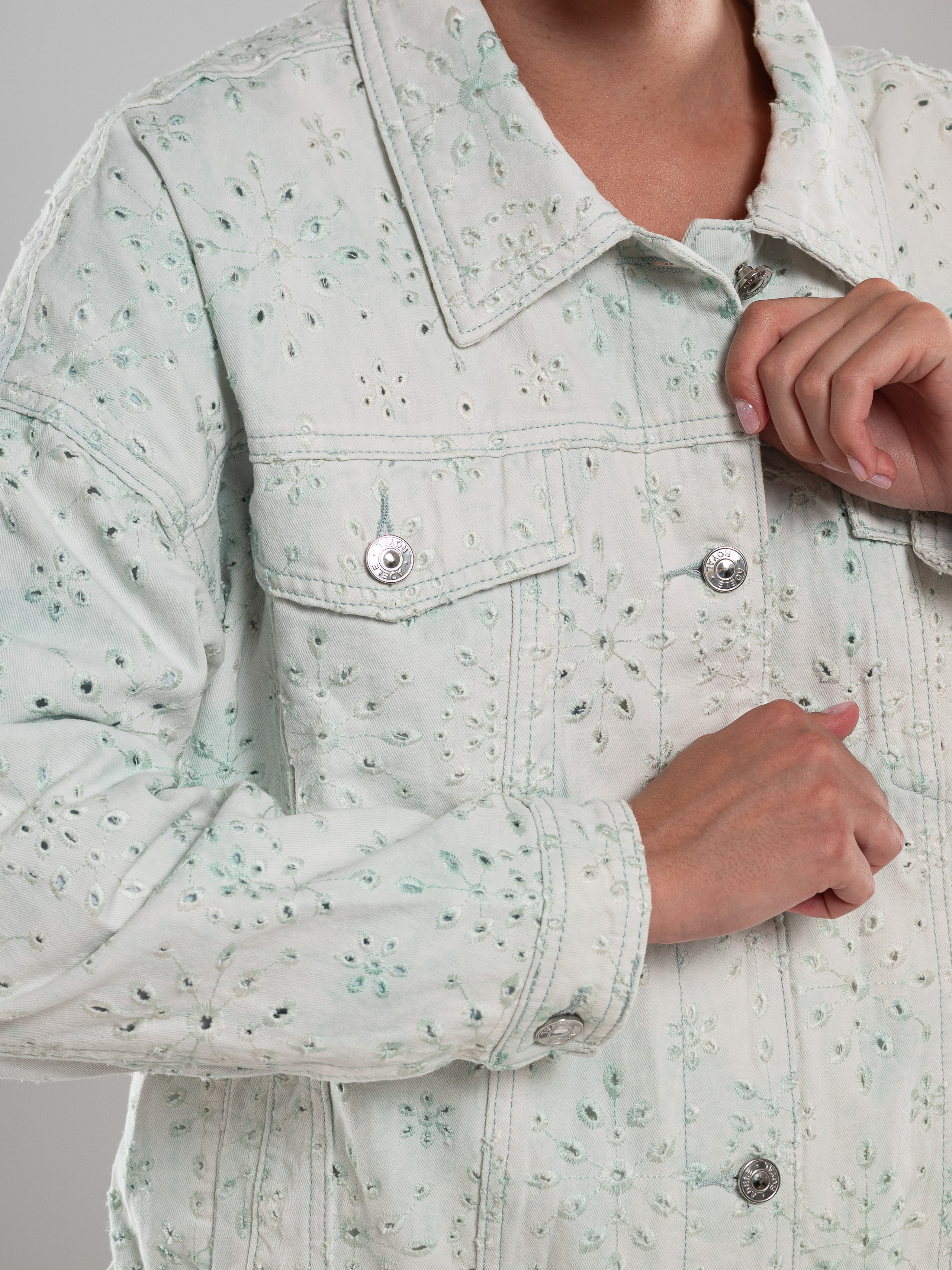 Джинсовые куртки на 2х моделях. Предметный фотограф, фото для маркетплейсов Пятигорск, КМВ