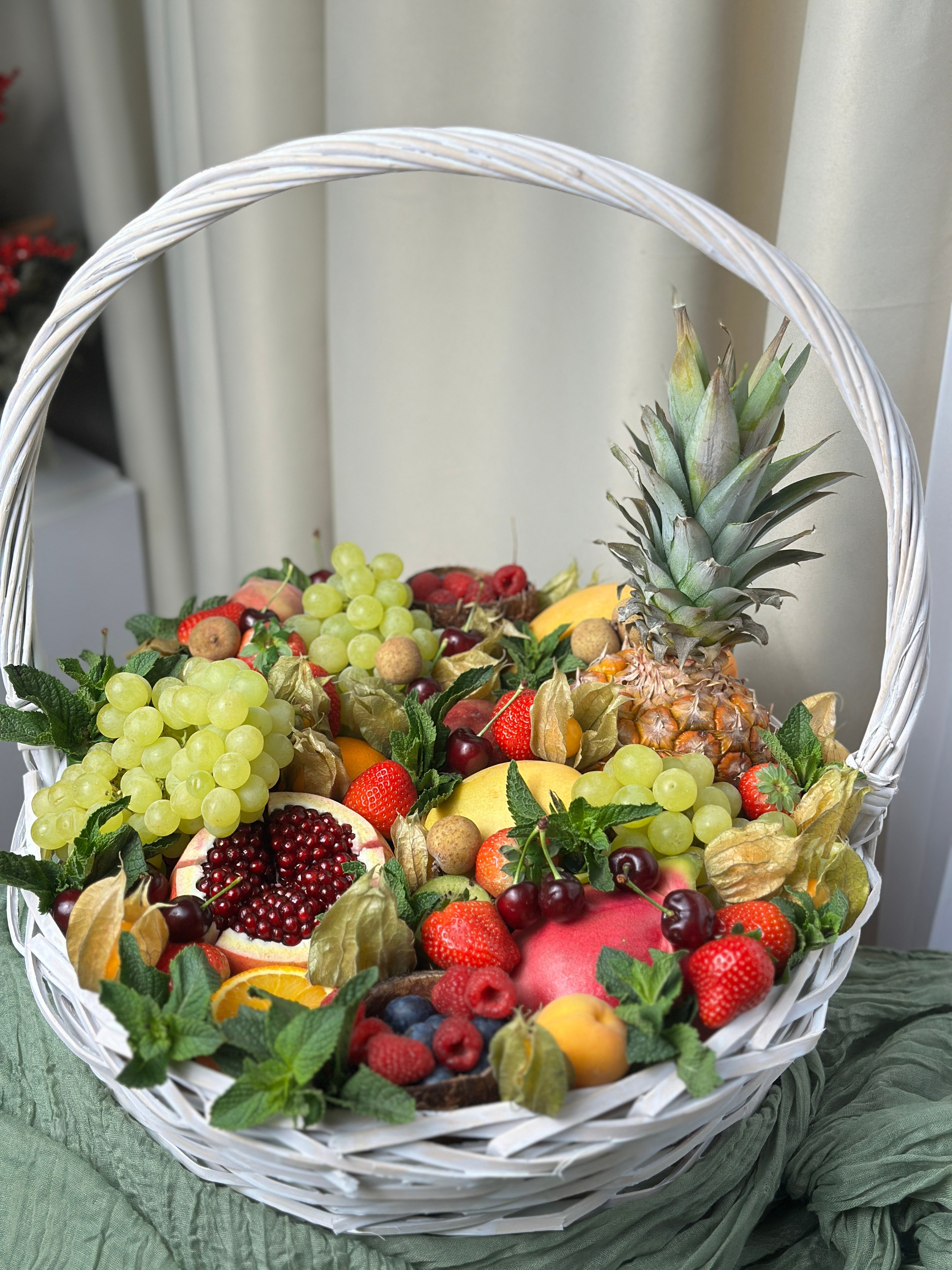 Корзины. Выездной кейтеринг, съедобные букеты, торты и сладости на заказ