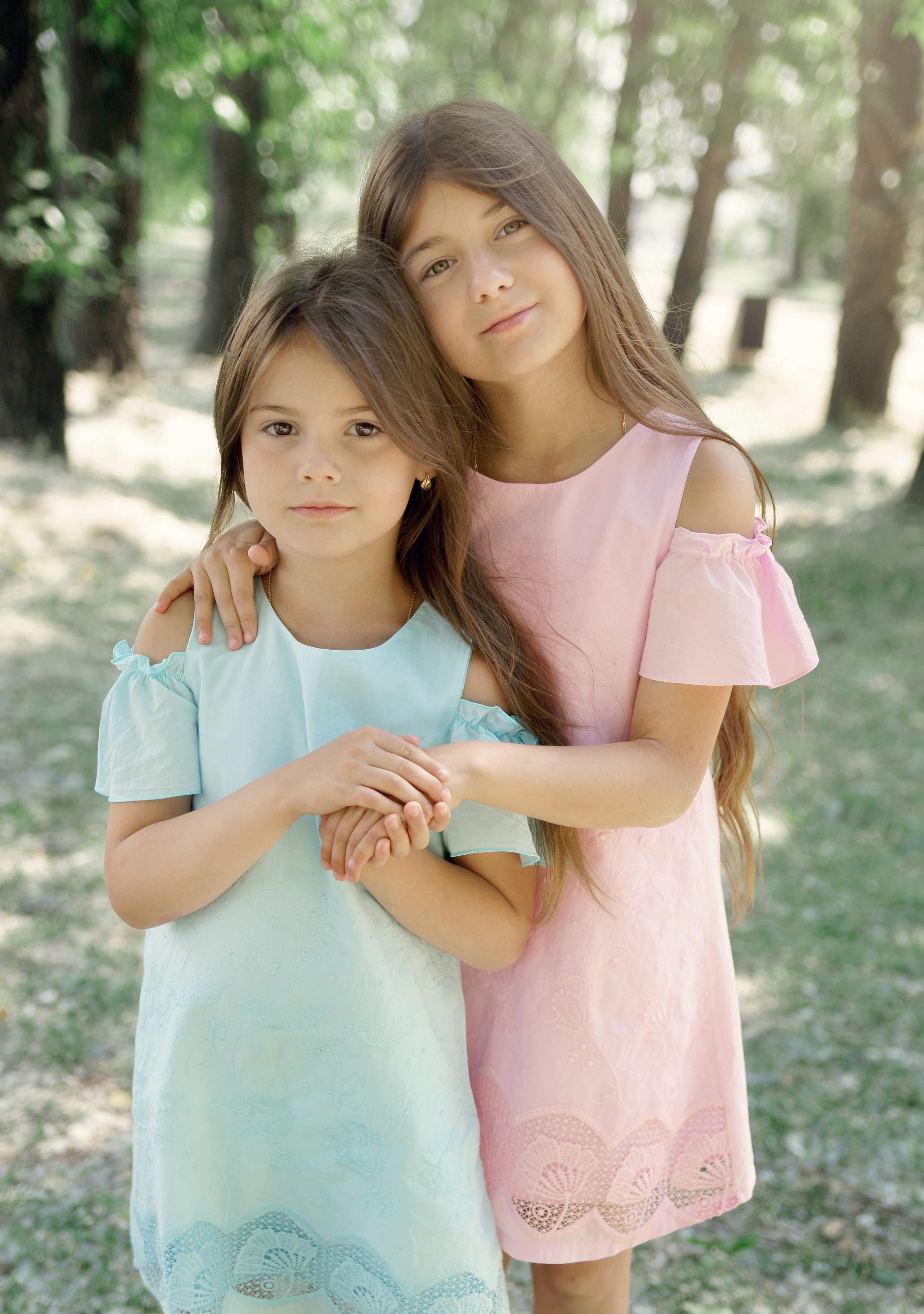 Детская фотосессия летом - сестры обнимаются