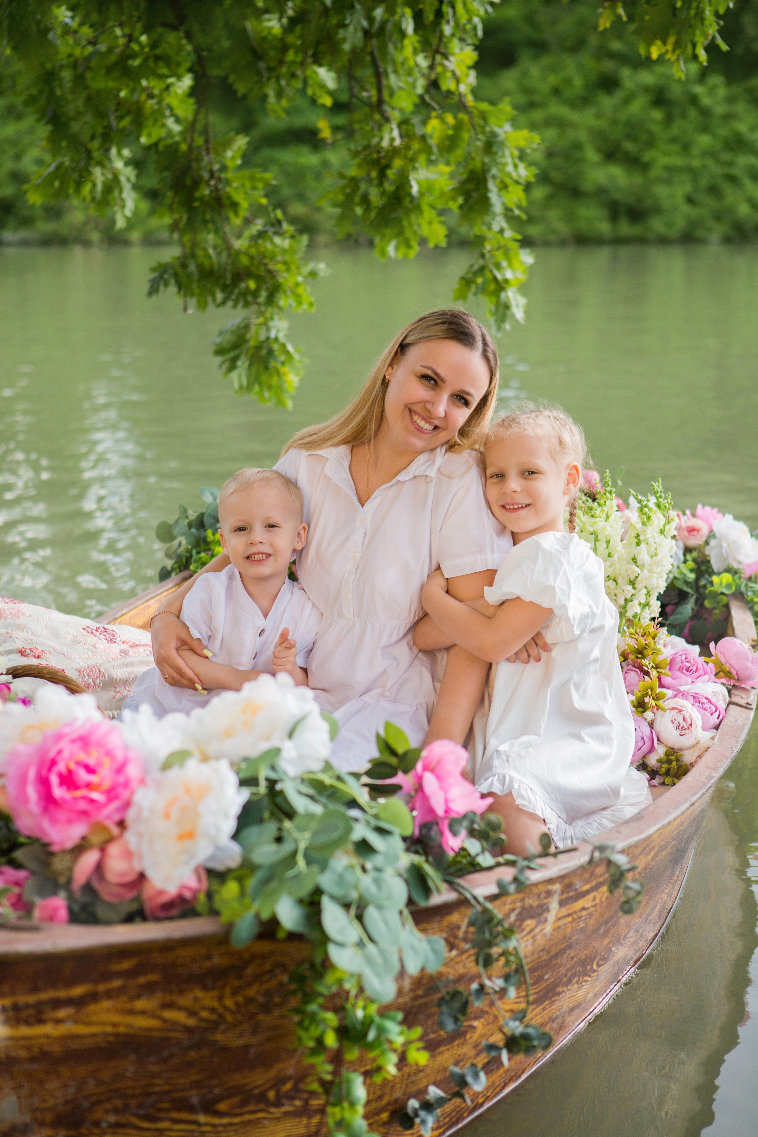 Лодка с пионами. Свадебный семейный и детский фотограф в Краснодаре Карина Федоровская