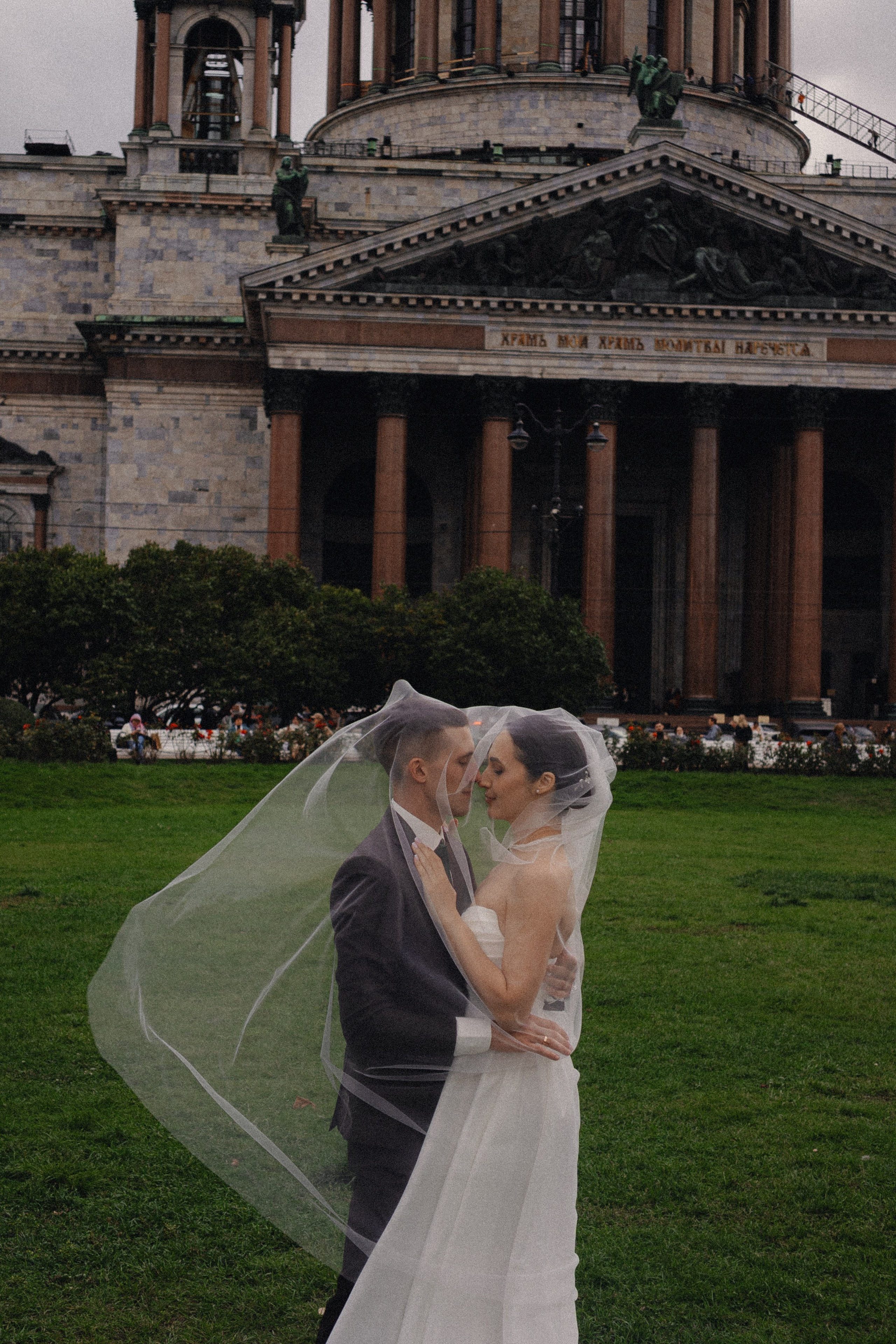СВАДЕБНАЯ ПРОГУЛКА В САНТК-ПЕТЕРБУРГЕ (ИСАКИЕВСКИЙ СОБОР, ЗИМНЯЯ КАНАВКА, ЭРМИТАЖ И БОЛЬШАЯ МОРСКАЯ УЛИЦА). Профессиональный фотограф, Санкт-Петербург — Виктория Богомолова