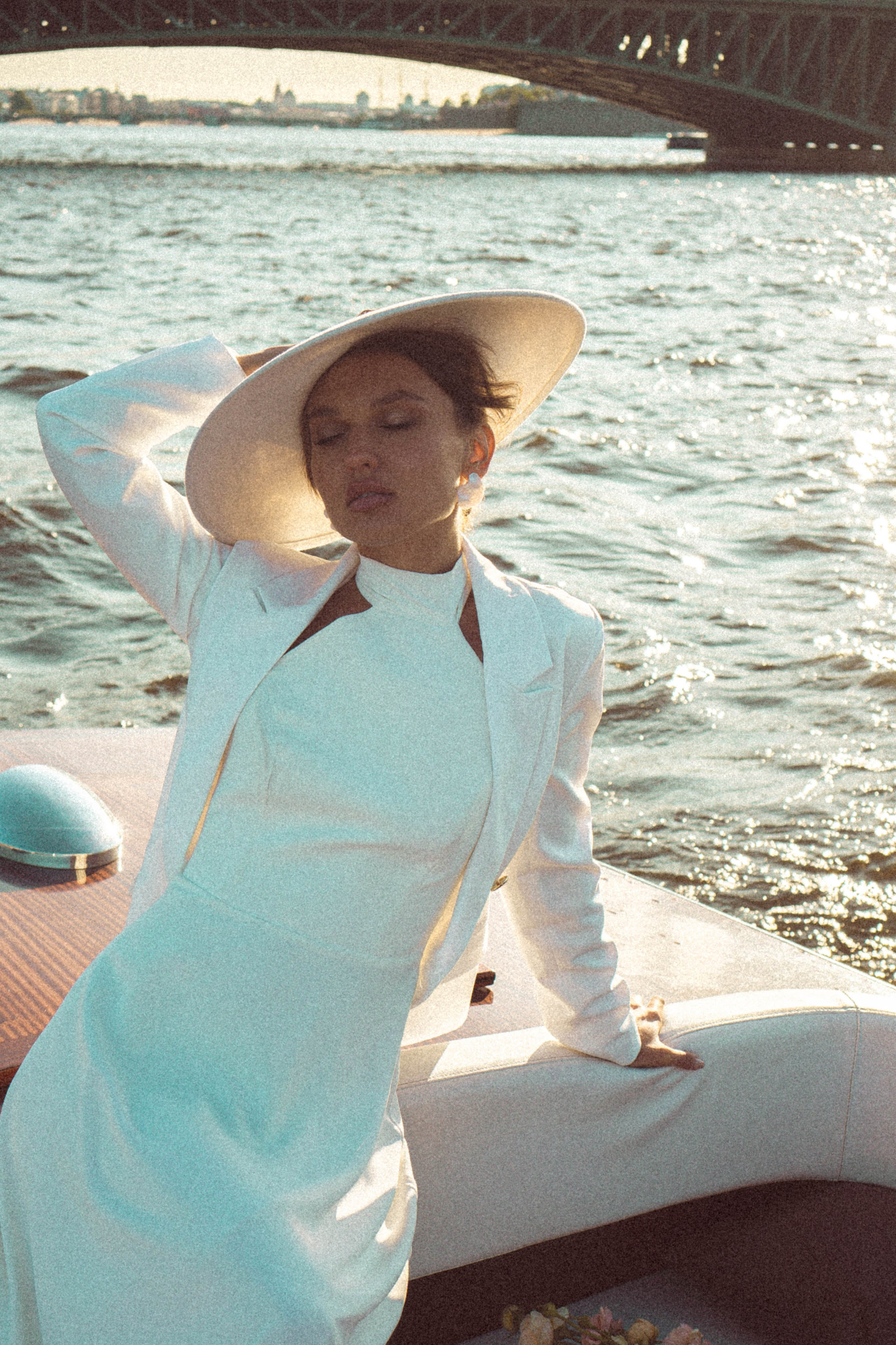 СВАДЕНБНАЯ СЬЕМКА НА КАТЕРЕ ПО КАНАЛАМ САНКТ-ПЕТЕРБУРГА И В АКВАТОРИИ НЕВЫ. Профессиональный фотограф, Санкт-Петербург — Виктория Богомолова