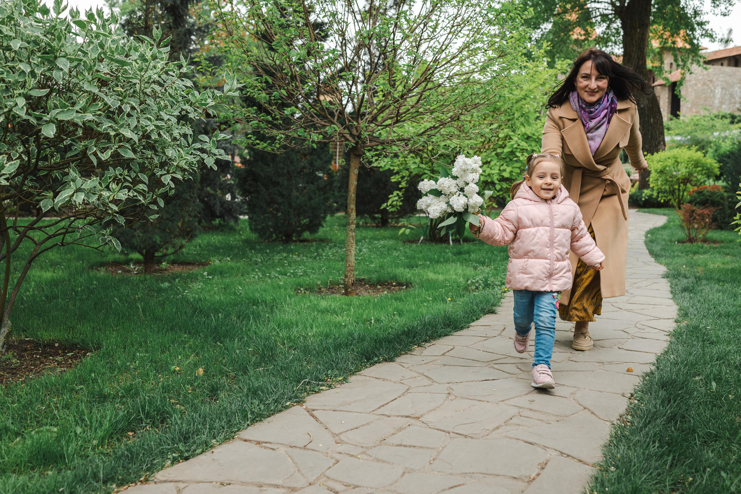 Прогулка мамы с доченькой Боженой в парке Лога. Фотограф в Каменске-Шахтинском Ольга Сагал