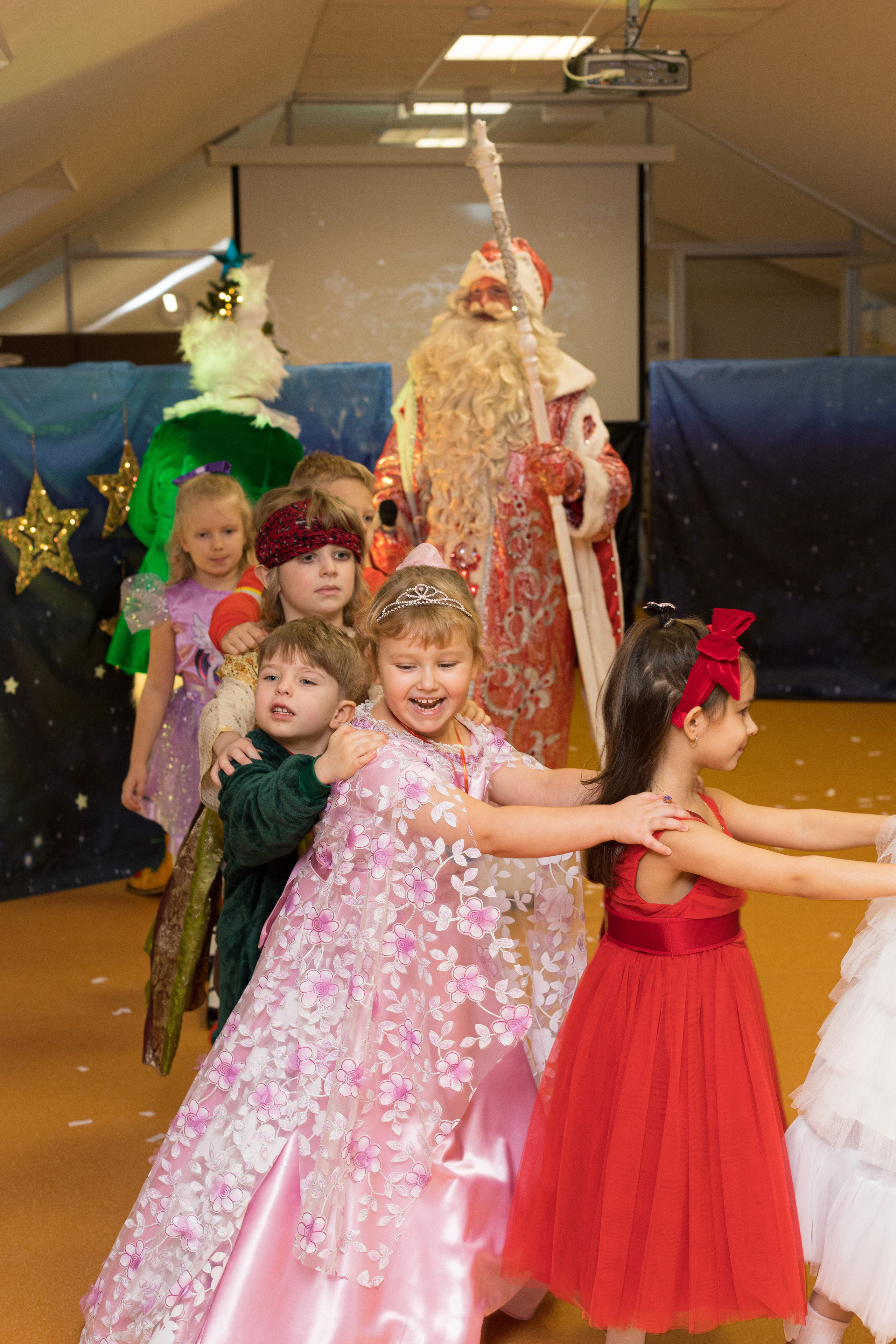 Праздник Нового года в детском саду. Гимназия «Академия». Детский и контент фотограф Надя Волкова Санкт-Петербург